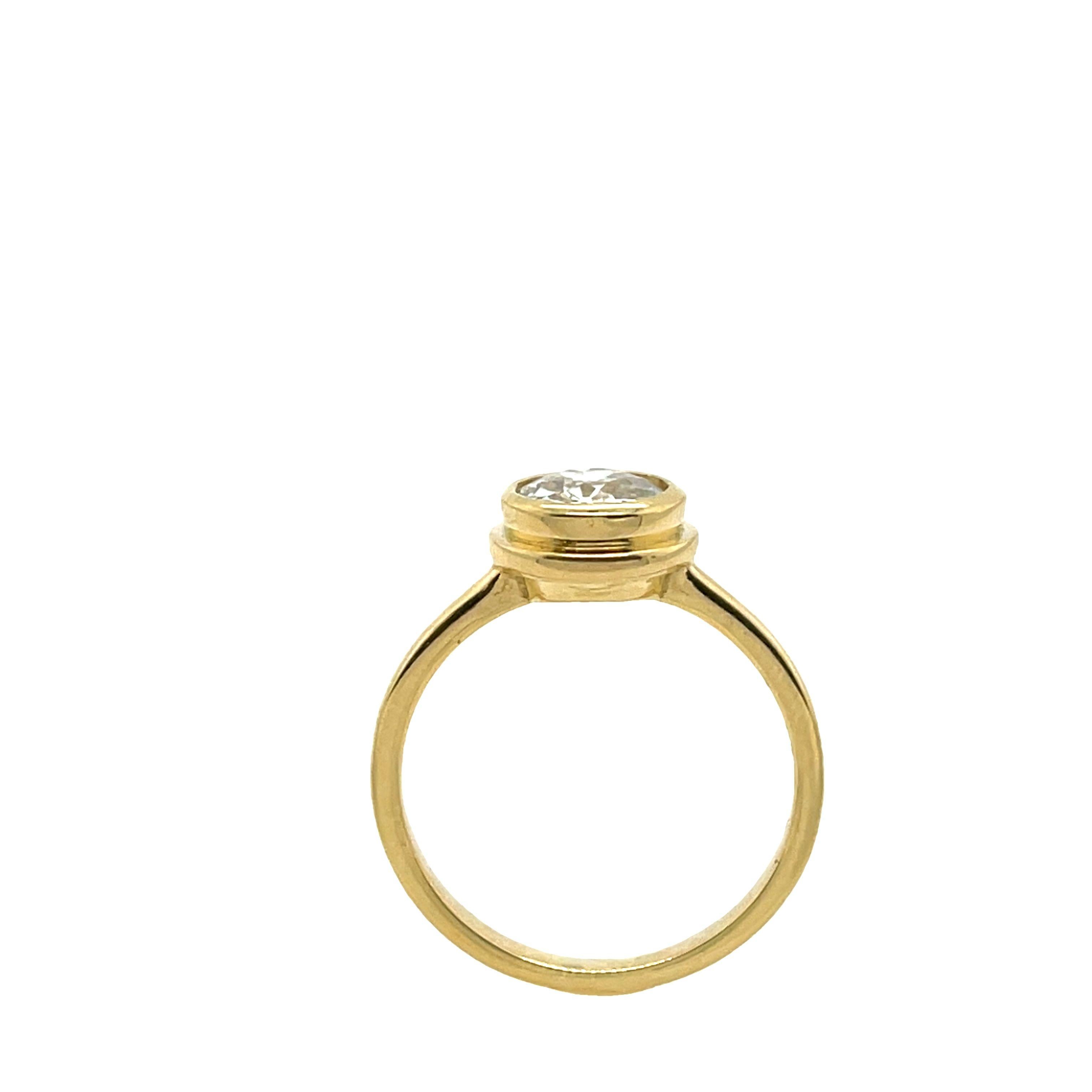 Un diseño clásico y elegante, con un impresionante diamante redondo de 1,01 ct engastado en una atemporal banda de oro amarillo de 18 ct. Este anillo desprende sofisticación y brillo, perfecto para cualquier ocasión.

Peso total del diamante: 1,01
