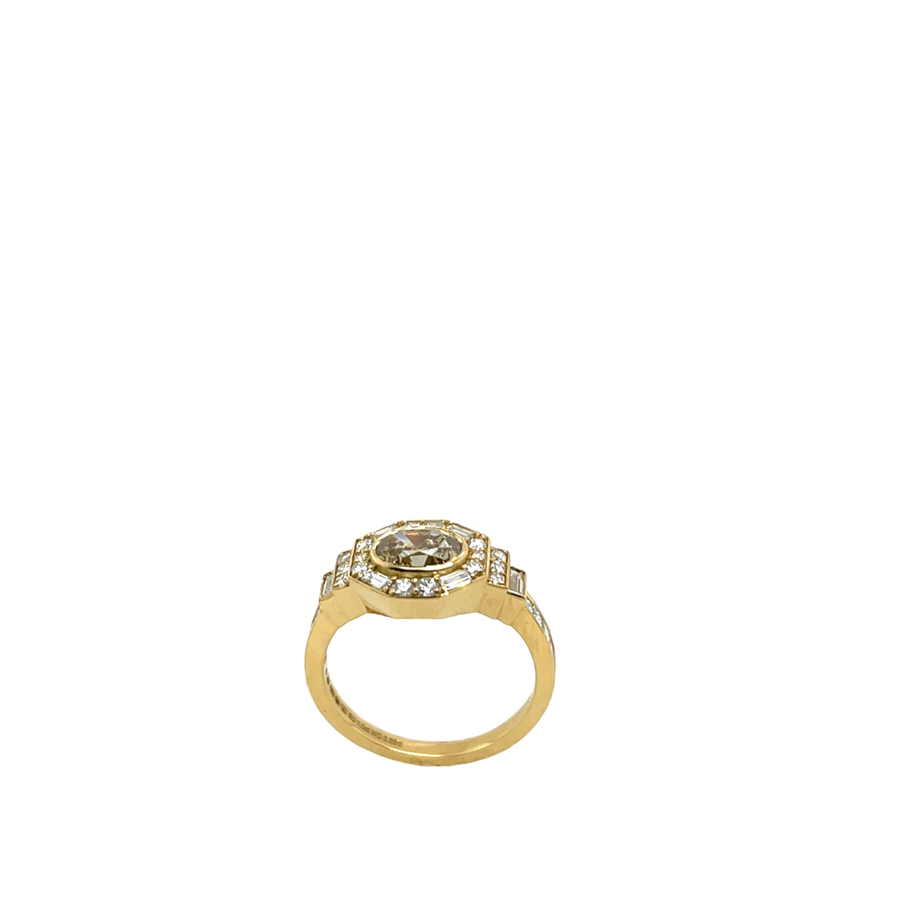 Taille ovale Bague en or jaune 18ct sertie d'un diamant de 1,0ct de couleur jaune intense Brown en vente