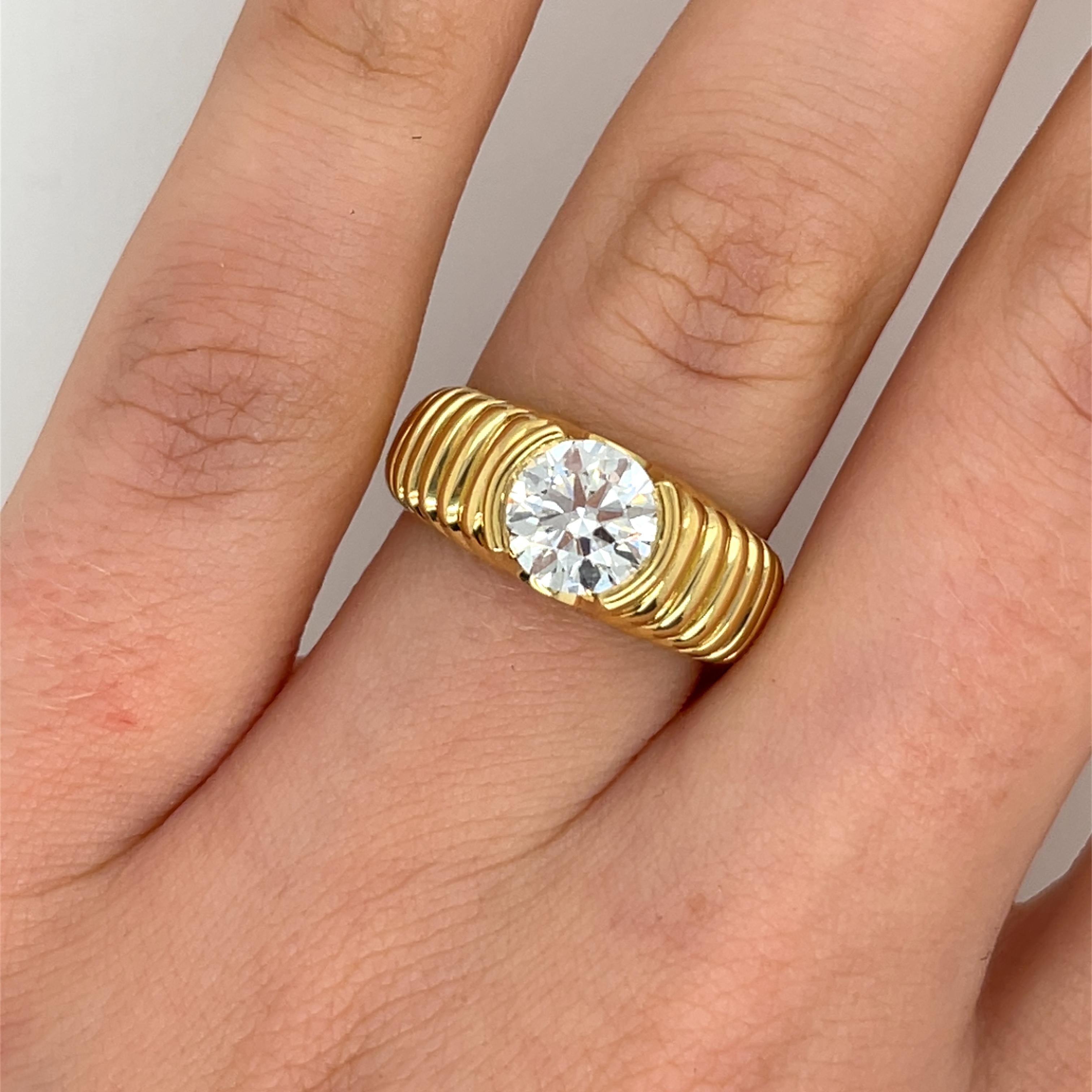 Taille ronde Bague en or jaune 18ct, sertie d'un diamant rond de taille brillant de 1,30ct G/SI1 en vente