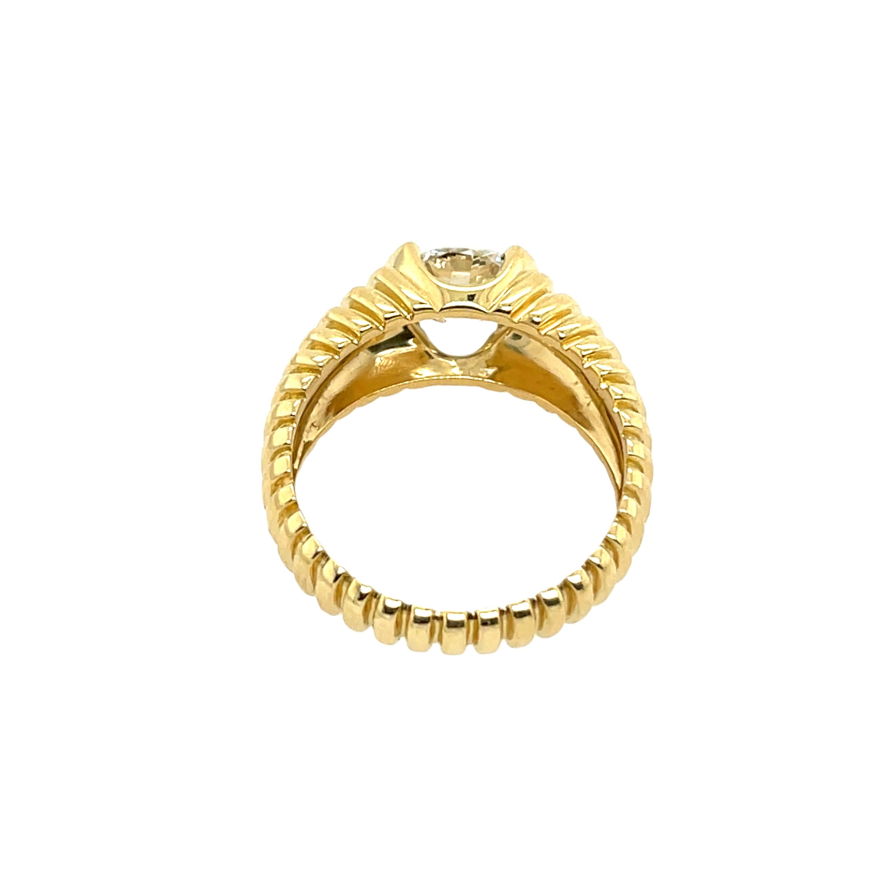 Bague en or jaune 18ct, sertie d'un diamant rond de taille brillant de 1,30ct G/SI1 Neuf - En vente à London, GB