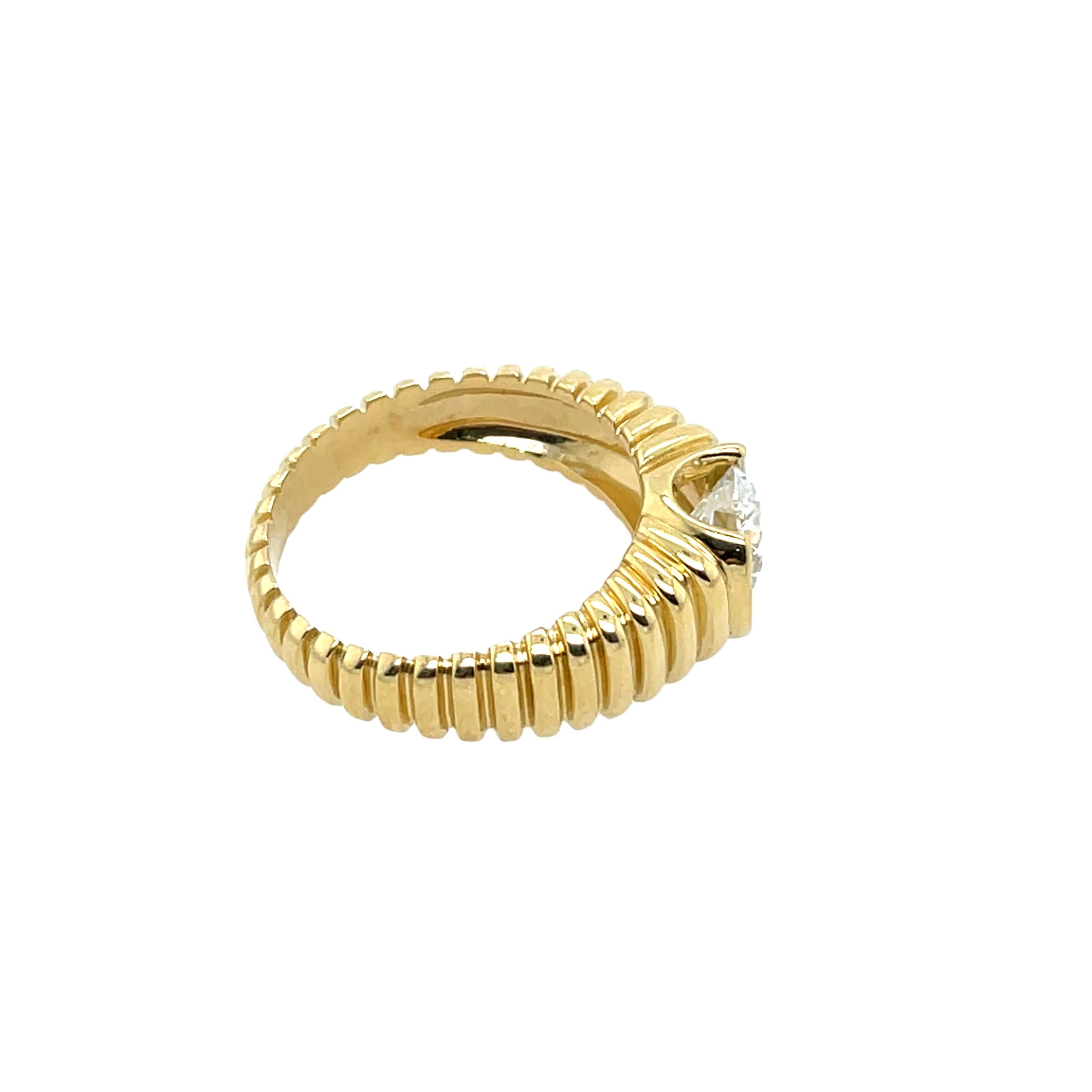 Bague en or jaune 18ct, sertie d'un diamant rond de taille brillant de 1,30ct G/SI1 Pour femmes en vente