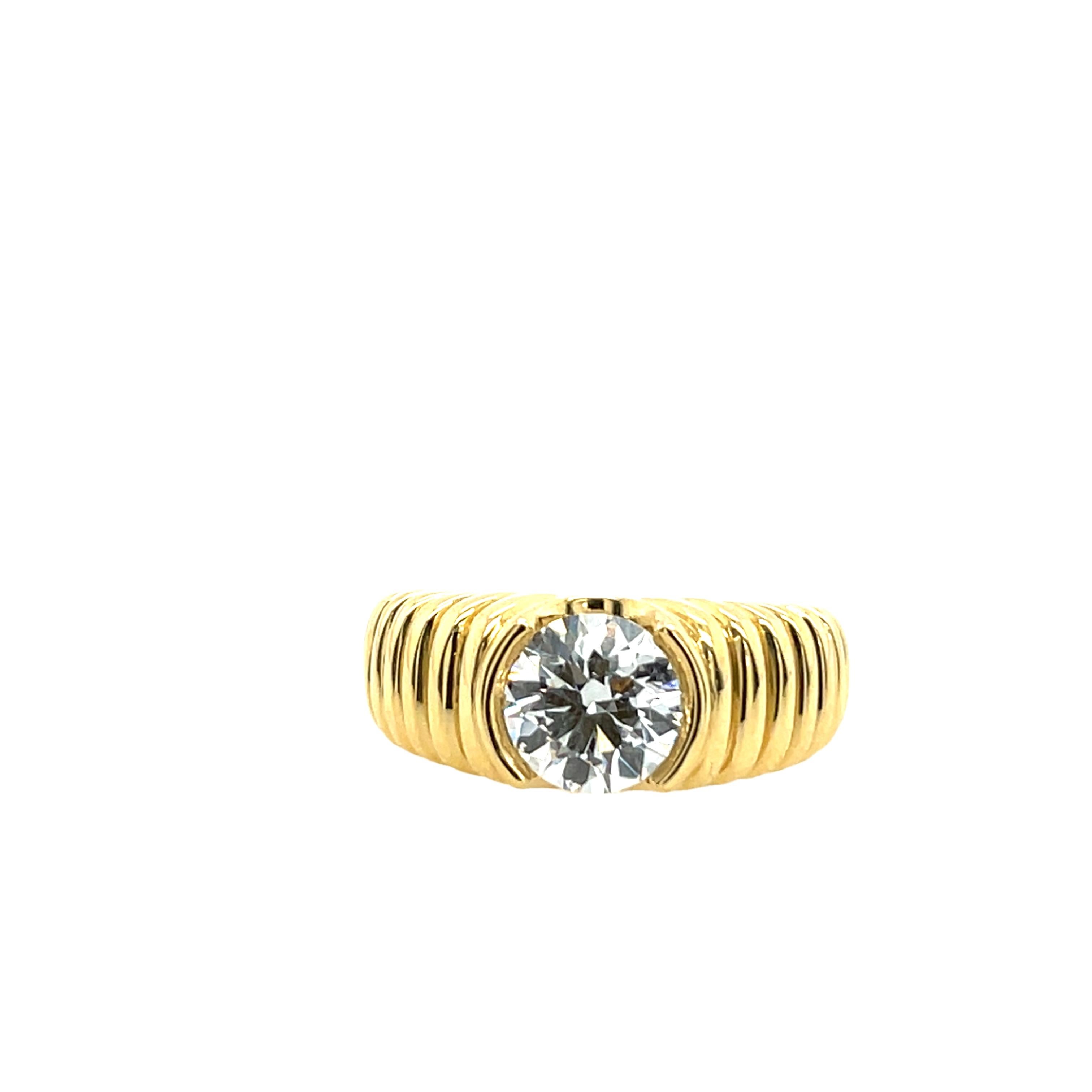 Bague en or jaune 18ct, sertie d'un diamant rond de taille brillant de 1,30ct G/SI1 en vente 1