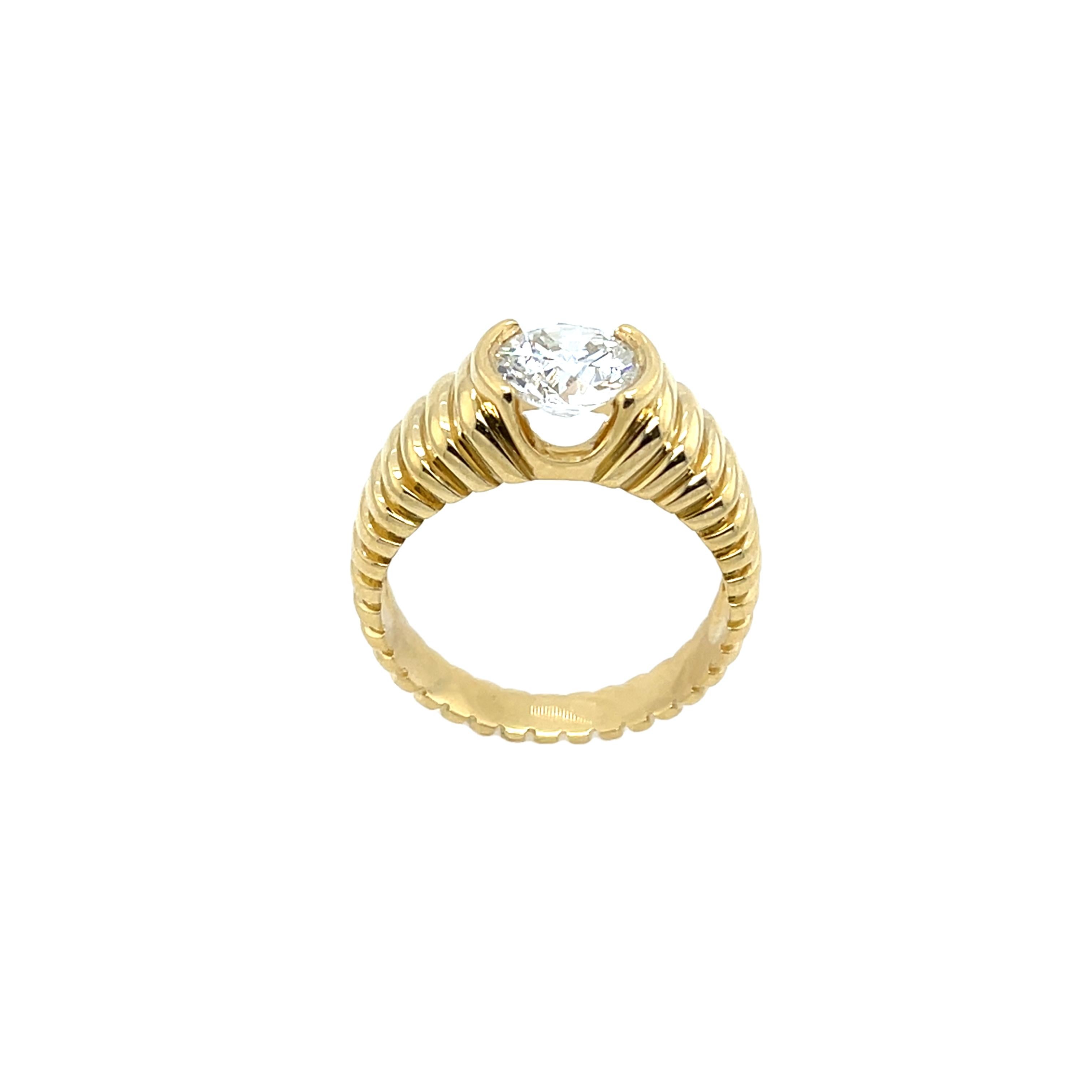 Bague en or jaune 18ct, sertie d'un diamant rond de taille brillant de 1,30ct G/SI1 en vente 2