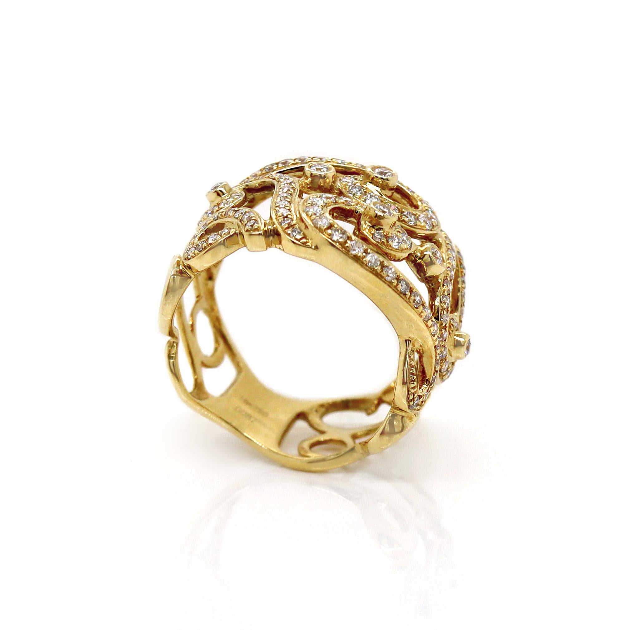18ct Gelbgold Diamant Scroll Ring

Dieser exquisite Ring aus 18-karätigem Gelbgold zeichnet sich durch ein breites, kühnes Band aus, das mit verschlungenen Motiven verziert ist, die sich anmutig um den Ringumfang winden. Das organische, fließende