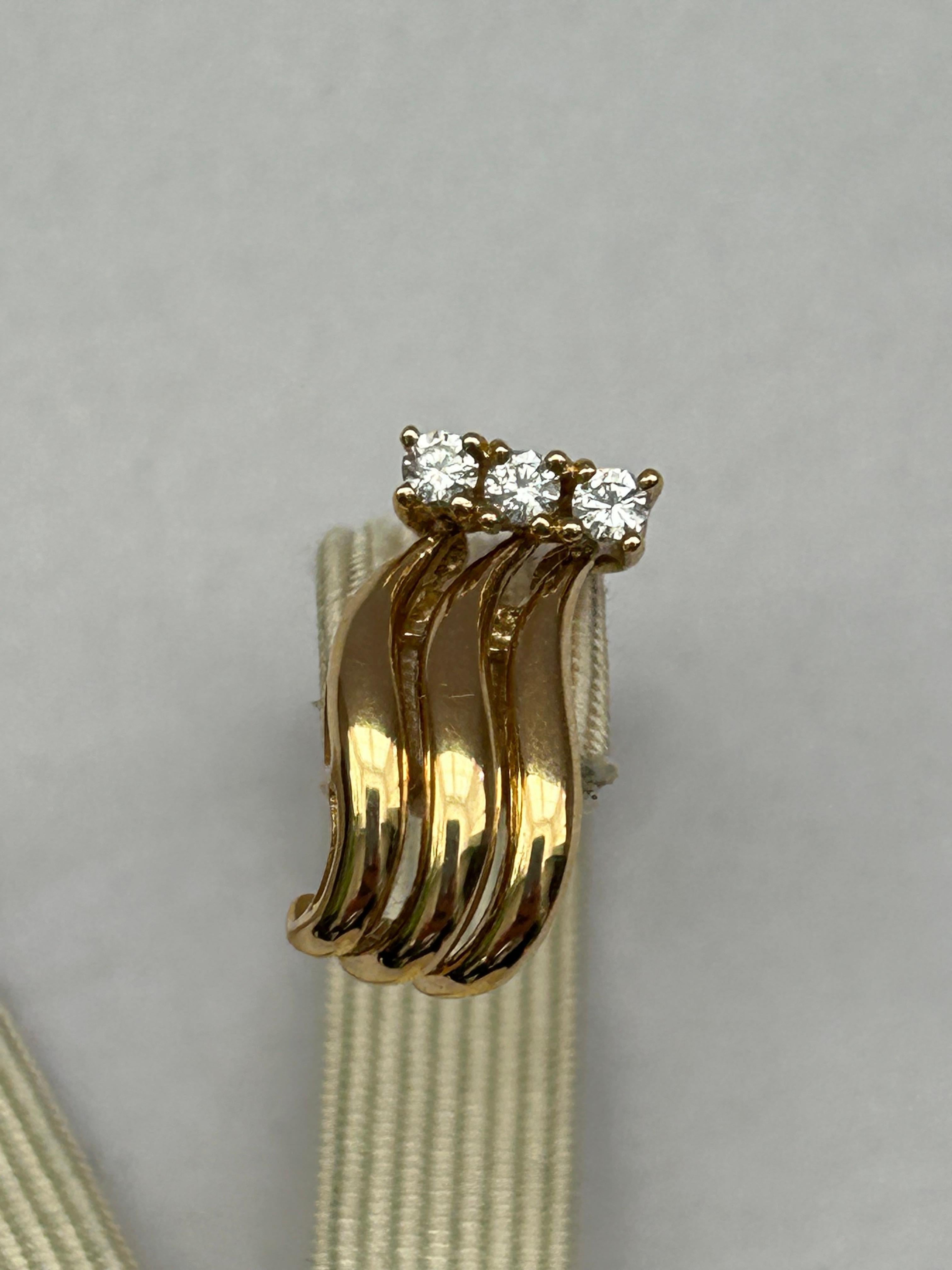 Boucles d'oreilles en or jaune 18 carats serties de diamants Est 0,18 carat, H/SI. en vente 1