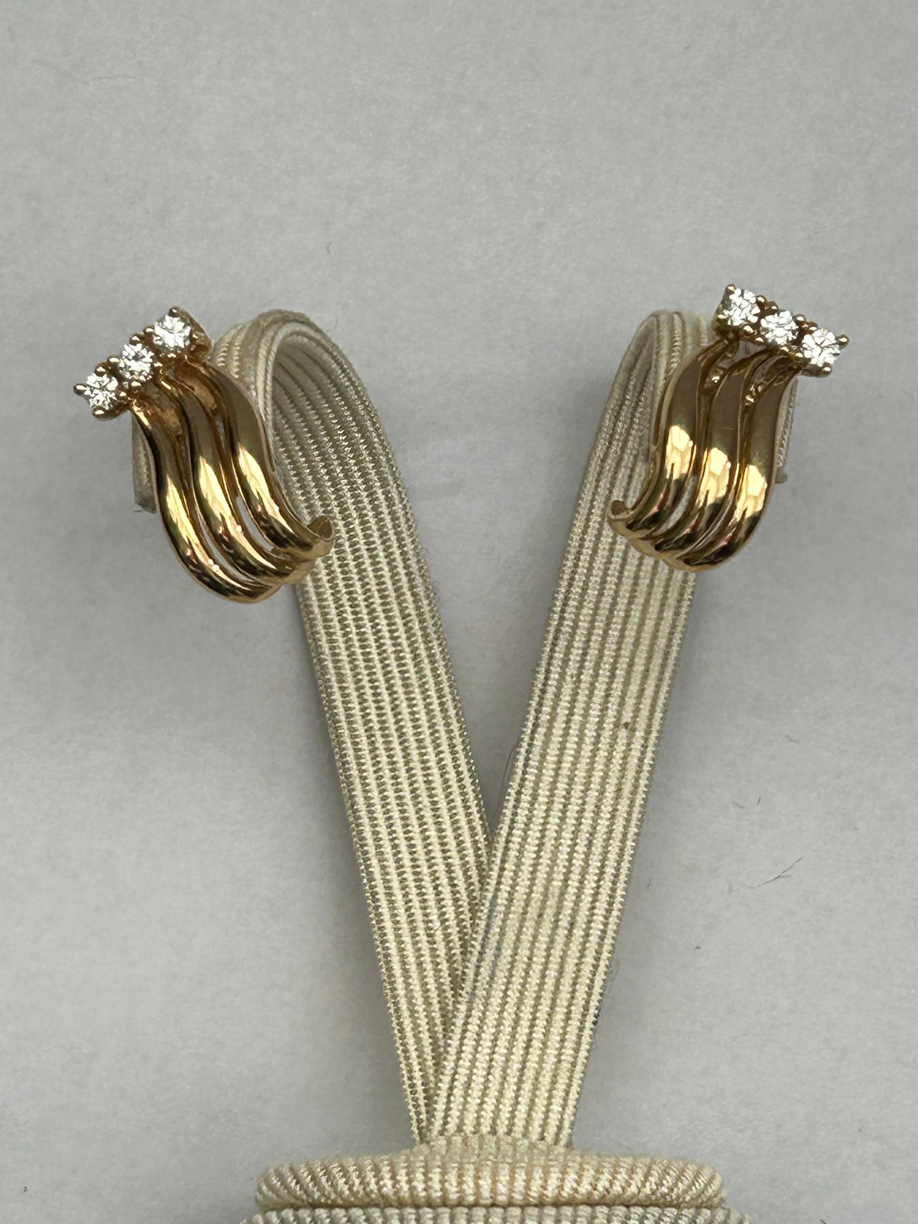 Boucles d'oreilles en or jaune 18 carats serties de diamants Est 0,18 carat, H/SI. en vente 2