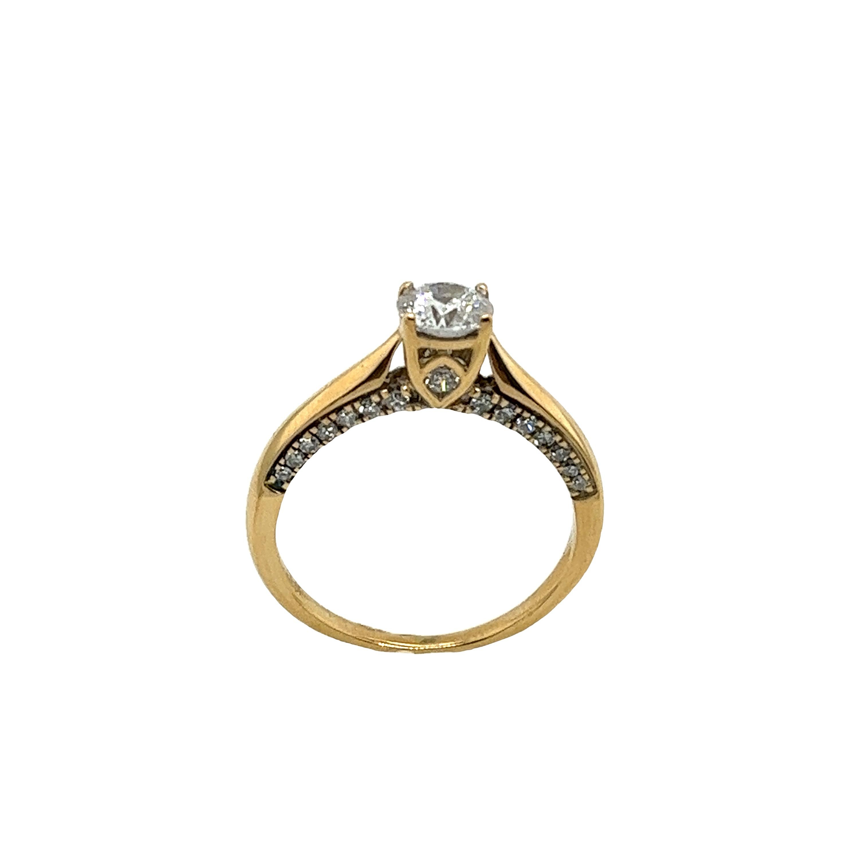 Ein eleganter Diamantring für Ihre Verlobung, 
gefasst mit 0,69ct G/I1 runder Brillantschliff Naturdiamant Hauptstein
in einer 4-Krallen-Fassung aus 18 Karat Gelbgold und 30 Diamanten an den Schultern, 0,25 Karat.
Gesamtgewicht der Diamanten: 0,69ct