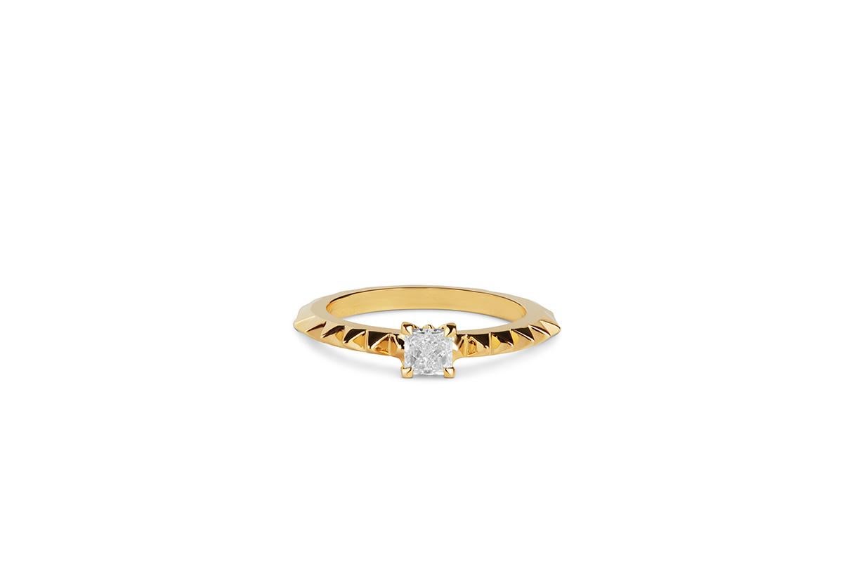 Vergangenheit, Gegenwart und Zukunft

Ring aus 18 Karat Gelbgold und Diamanten. Der Mittelstein ist ein 3,9 x 3,7 mm großer 0,30ct Diamant.
