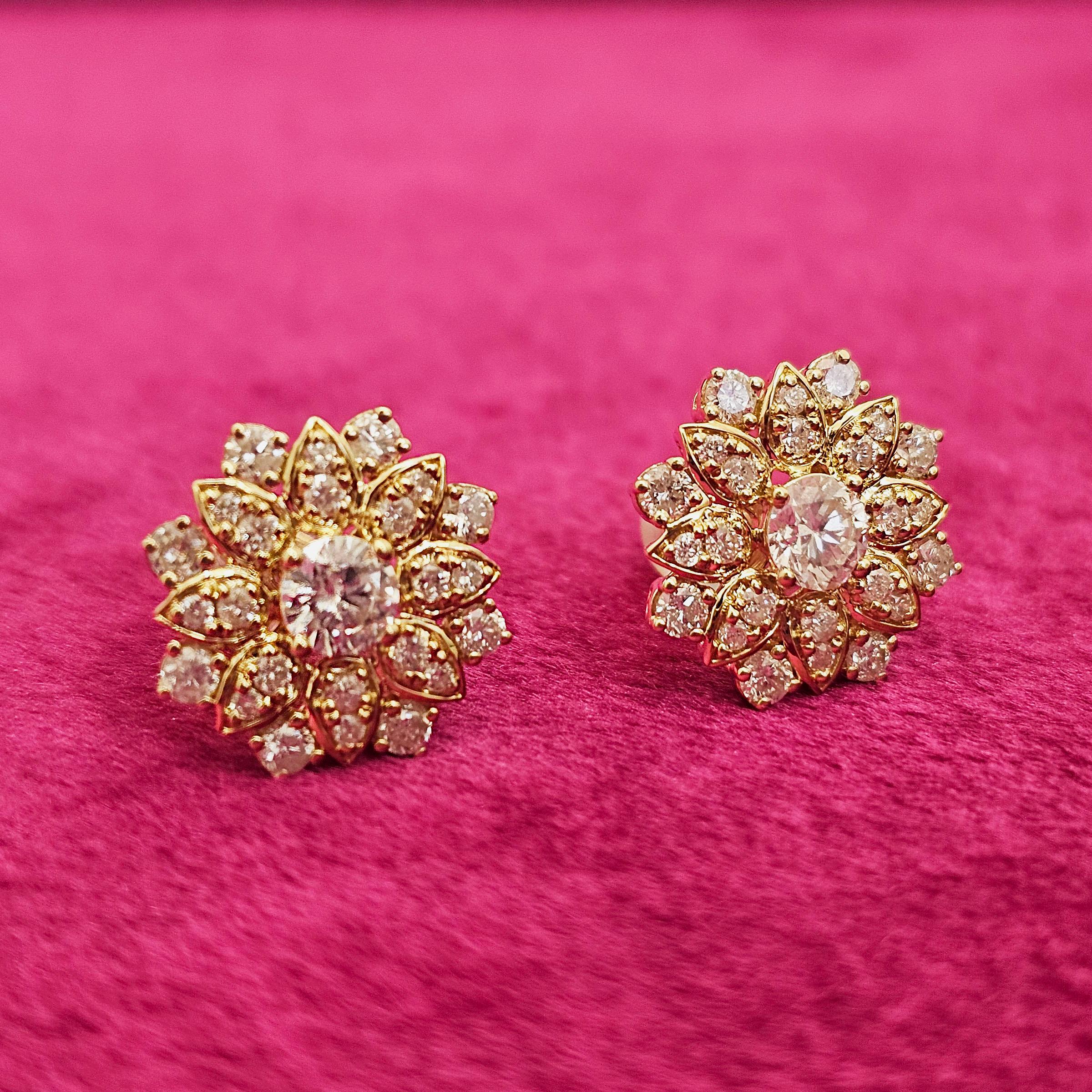 Round Cut 18ct Yellow Gold Diamond Starburst Earrings For Sale