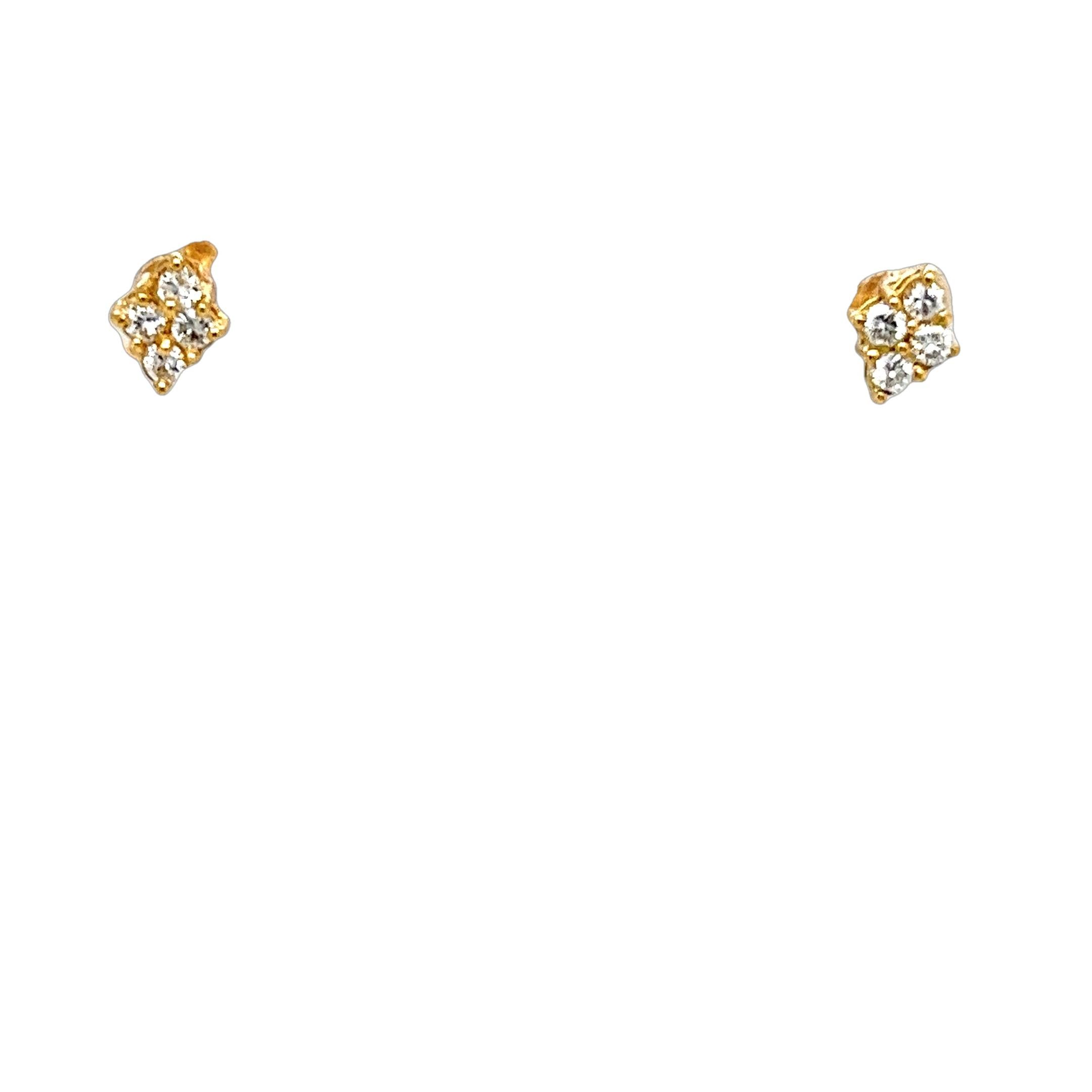 Cette paire de boucles d'oreilles en diamant présente un total de 0,20ct de diamants ronds de taille brillante sertis dans de l'or jaune 18ct. Il est parfait pour tous les jours et peut être porté avec n'importe quelle tenue.

Poids total des