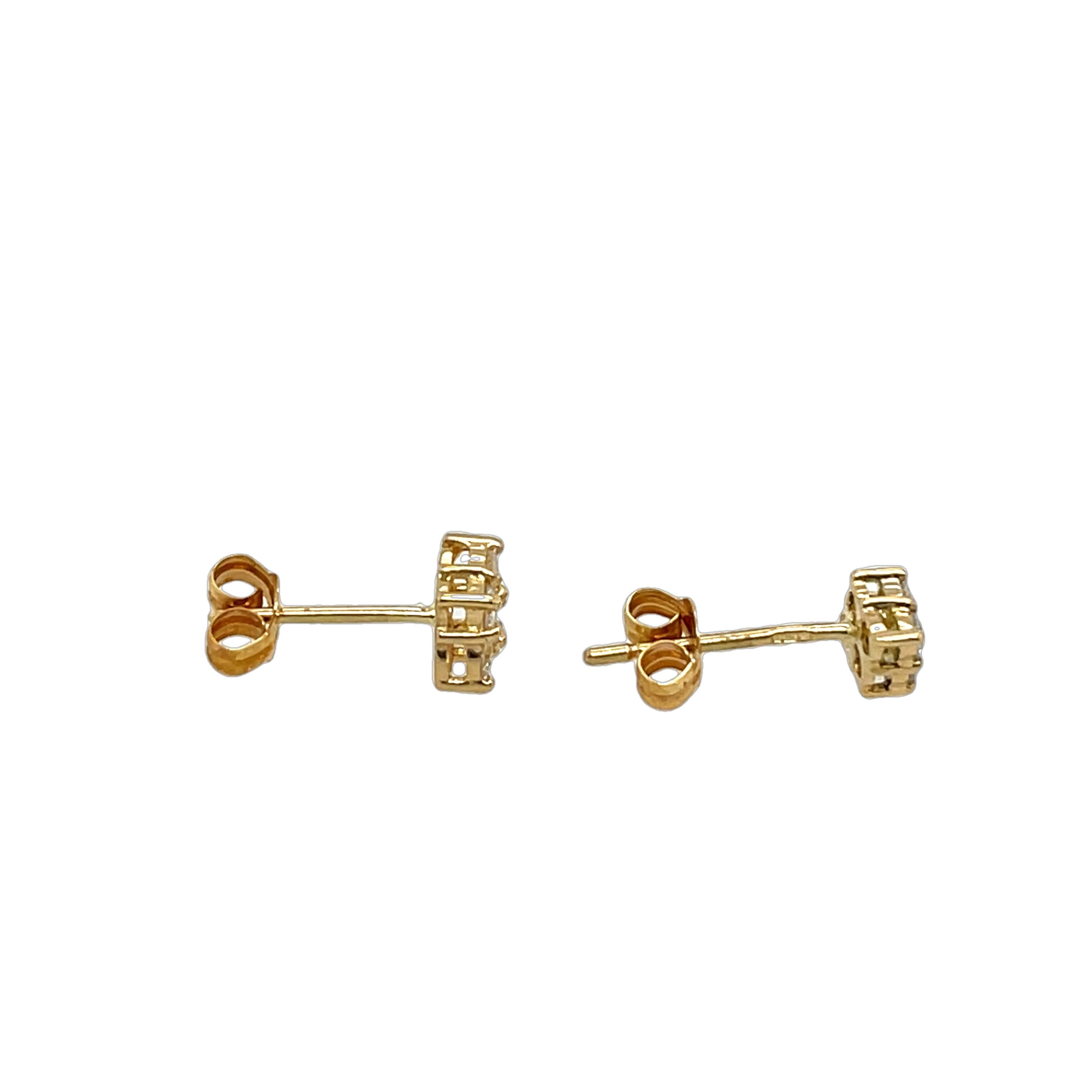 Clous d'oreilles en or jaune 18 carats avec diamants de 0,20 carat Neuf - En vente à London, GB