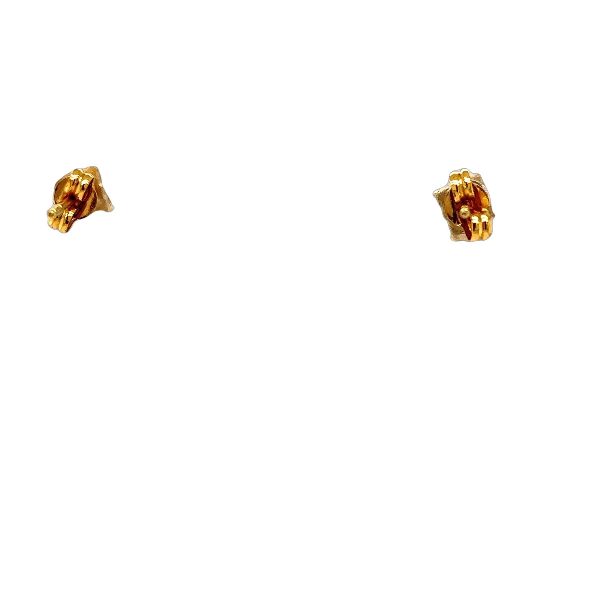 Cette paire de boucles d'oreilles en diamant 
présente un total de 0,25ct de diamants ronds de taille brillante sertis dans de l'or jaune 18ct. 
Il est parfait pour tous les jours et peut être porté avec n'importe quelle tenue.

Poids total des