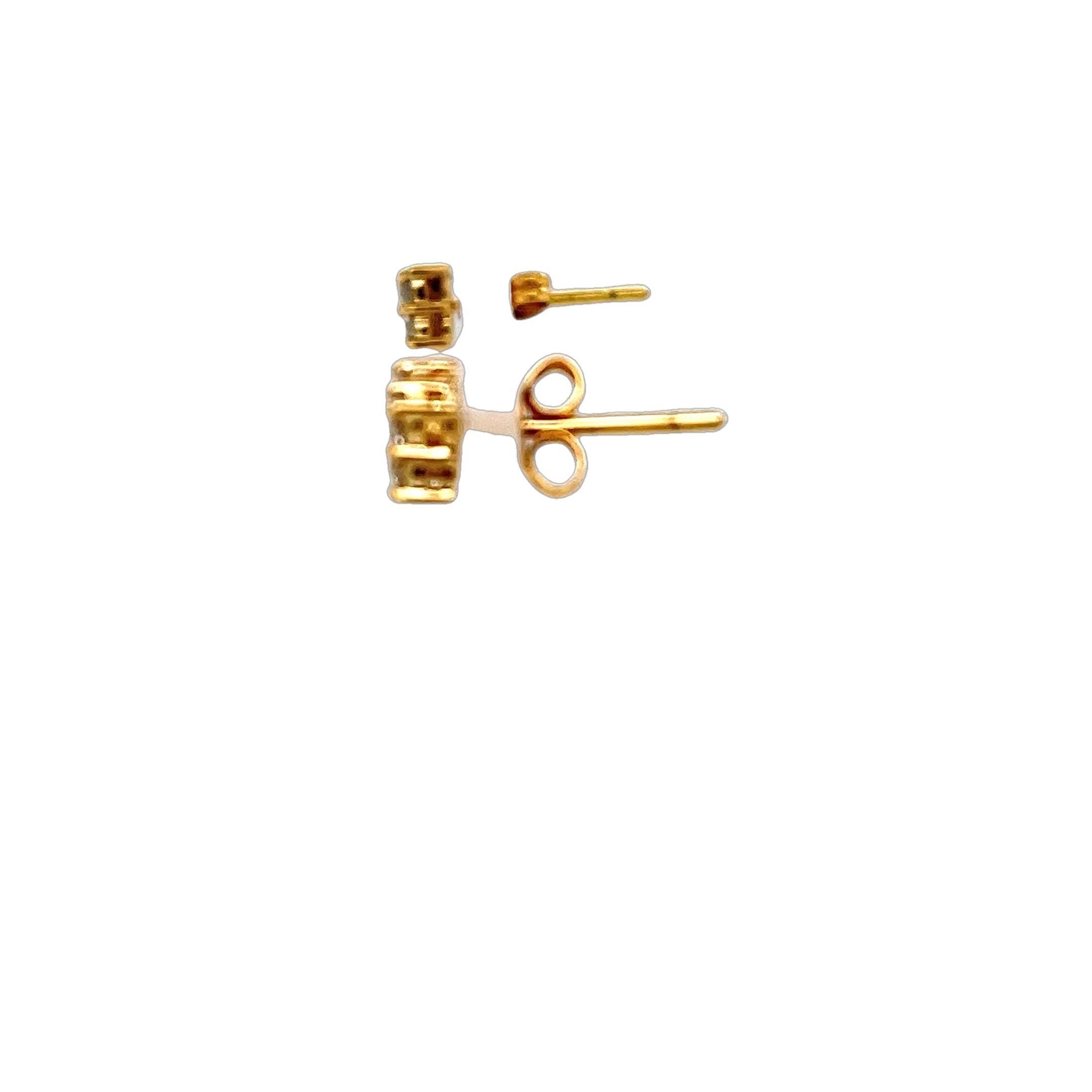 Taille ronde Clous d'oreilles en or jaune 18 carats avec diamants de 0,25 carat en vente
