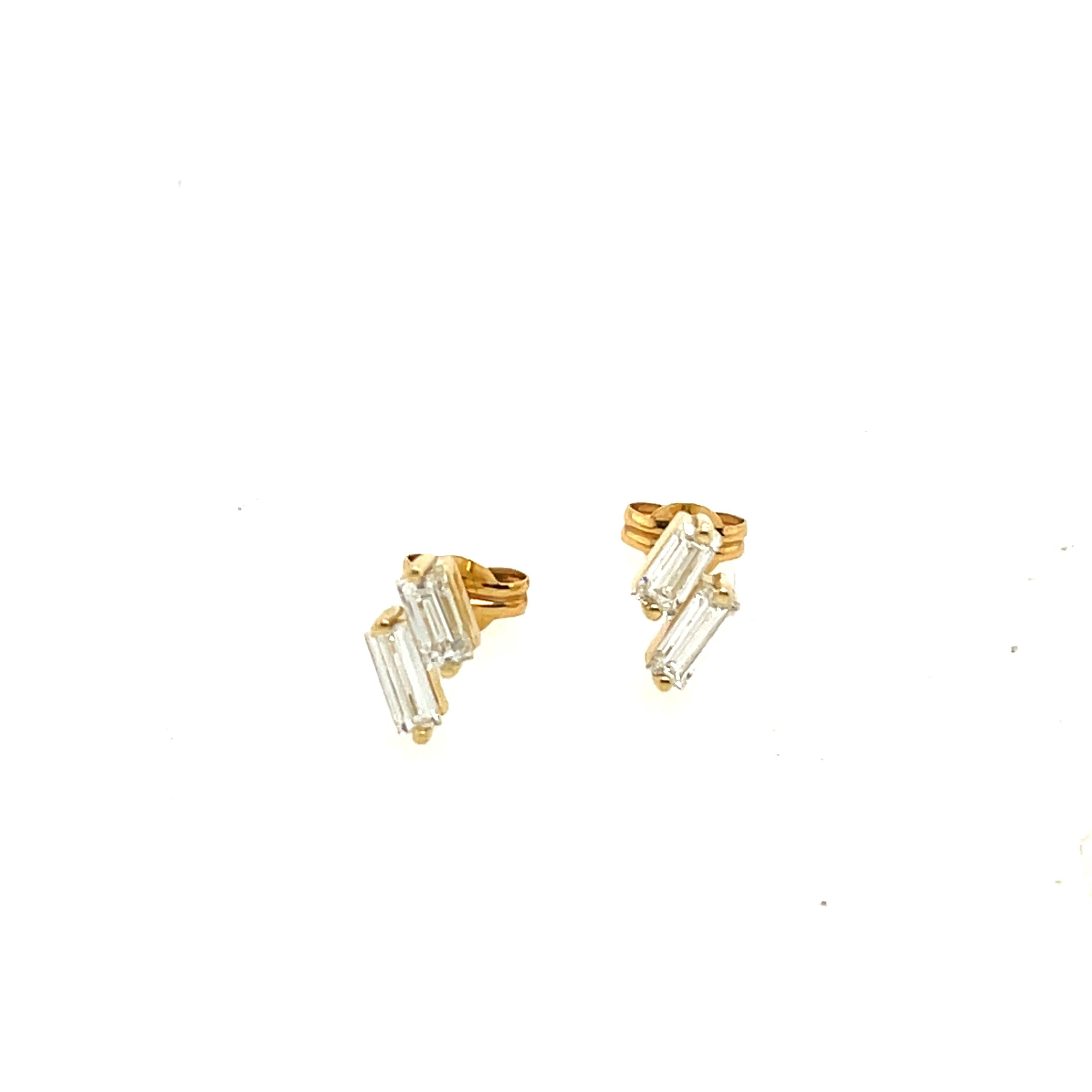 Ces élégantes boucles d'oreilles en or jaune 18ct sont ornées de 0,60ct de diamants taille baguette étincelants. Leur design intemporel et sophistiqué les rend parfaits pour ajouter une touche de luxe à toute occasion.
Poids total des diamants :