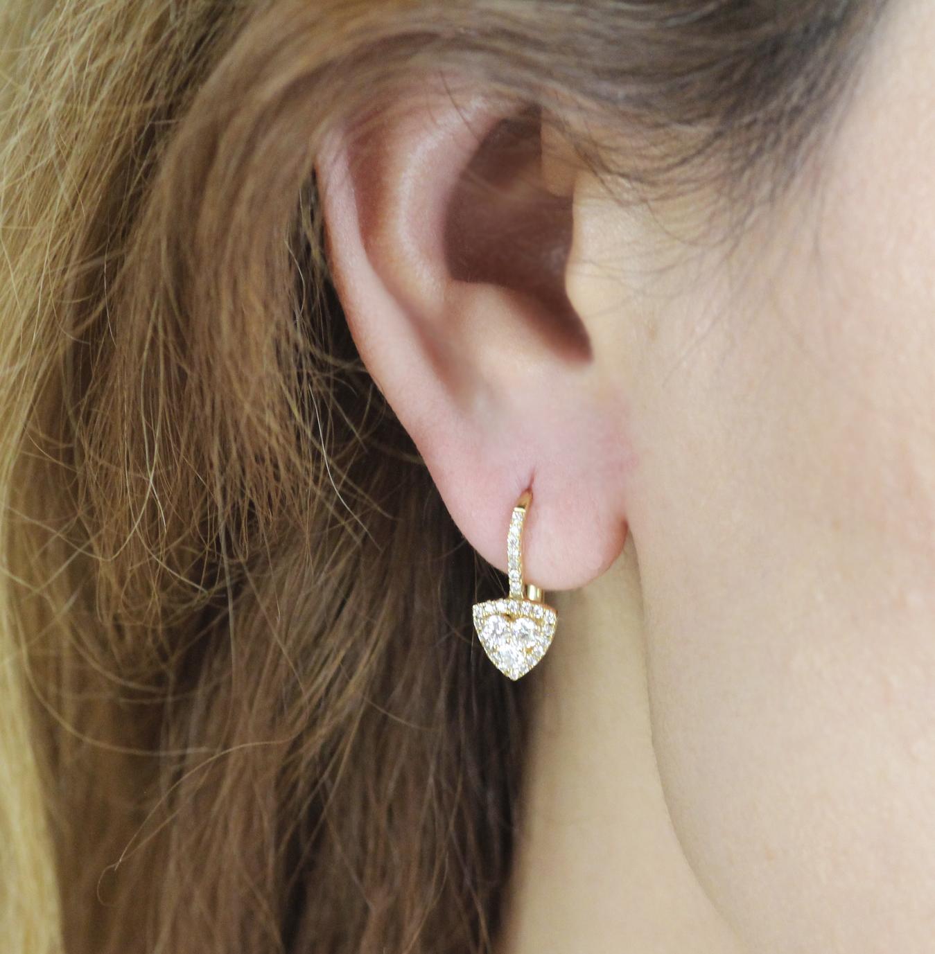 Paire de boucles d'oreilles contemporaines à motif trillion serties de diamants blancs ronds de taille brillant et montées sur de l'or jaune 18ct.

De conception moderne, les trois brillants ronds centraux mesurent 2,7 mm de diamètre et brillent à
