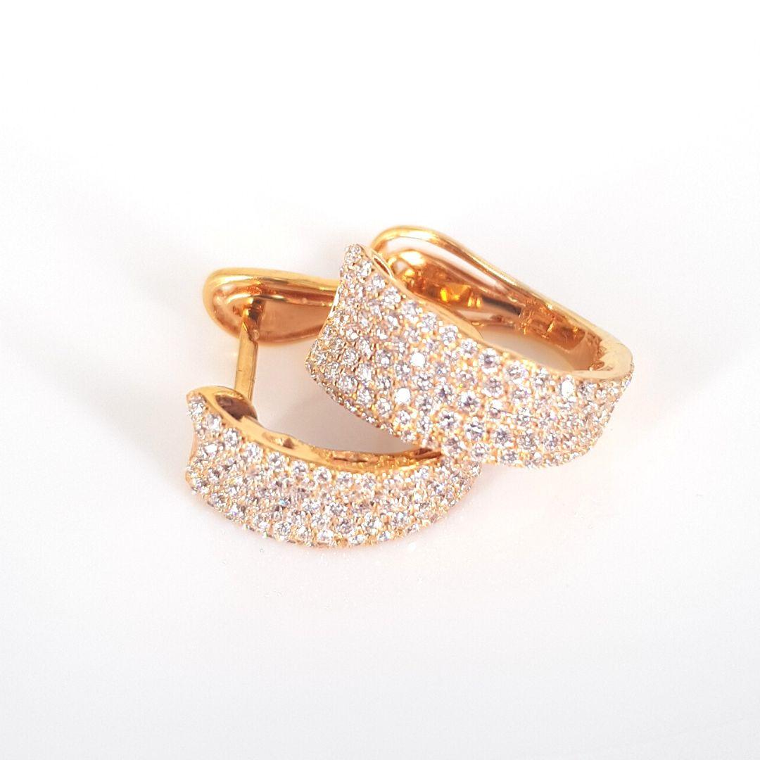 Classy striking earrings
Item Attributes
Weight:			4.5 gram
Metal Colour: 		Yellow Gold
Metal:			18 ct
Stone Attributes
Number of Stones:	212 X Diamond 
Total weight:                     0.86ct
Cut:                                    Round brilliant