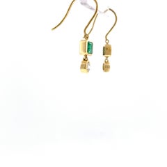 Pendientes de oro amarillo de 18 ct engastados con 2 diamantes redondos y 2 esmeraldas