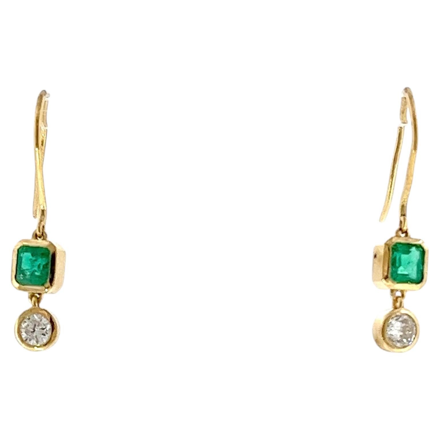 Ohrringe aus 18 Karat Gelbgold mit 2 runden Diamanten und 2 Smaragden