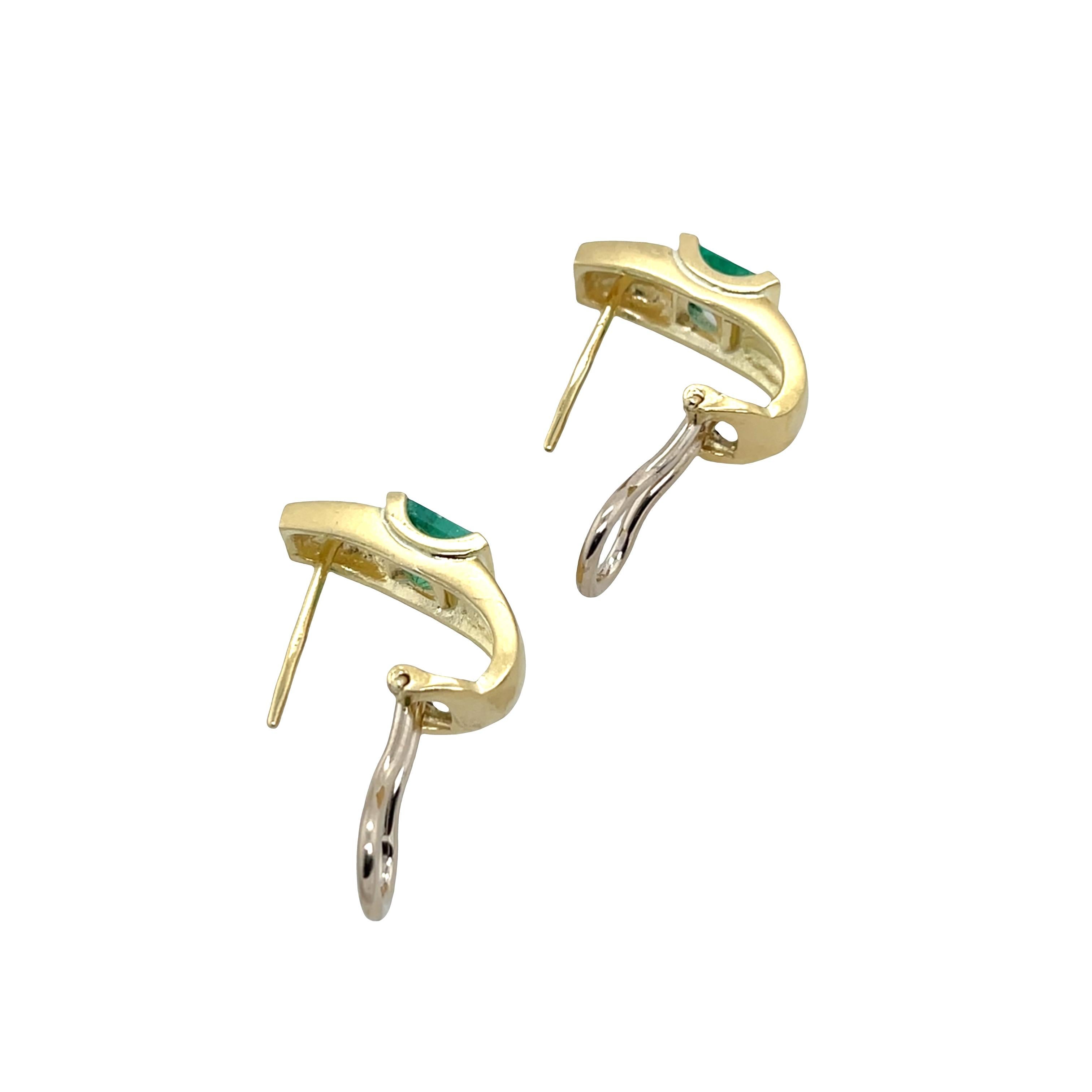 Ohrringe aus 18 Karat Gelbgold mit 2 quadratischen natürlichen Smaragden (Ovalschliff) im Angebot