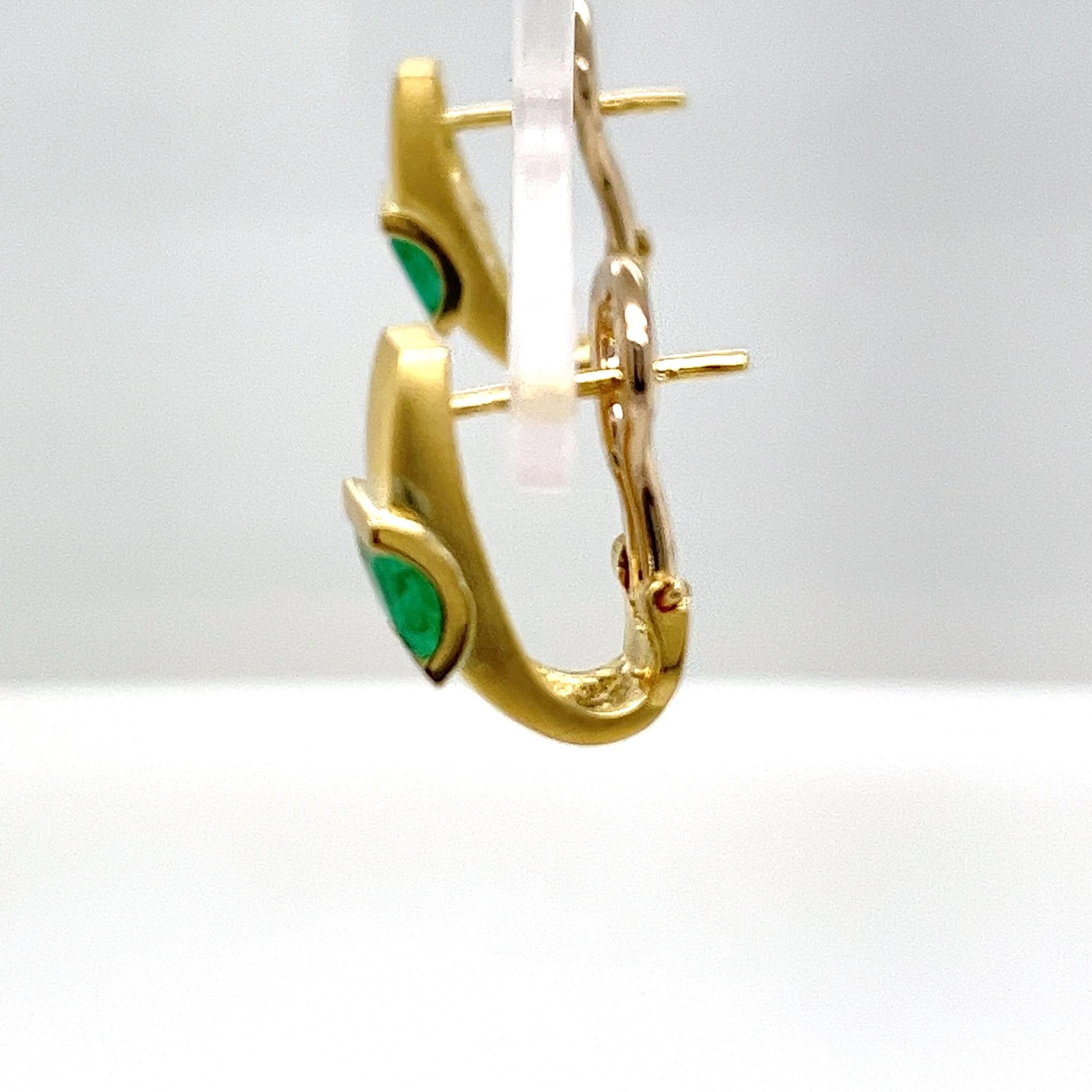 Ohrringe aus 18 Karat Gelbgold mit 2 quadratischen natürlichen Smaragden für Damen oder Herren im Angebot