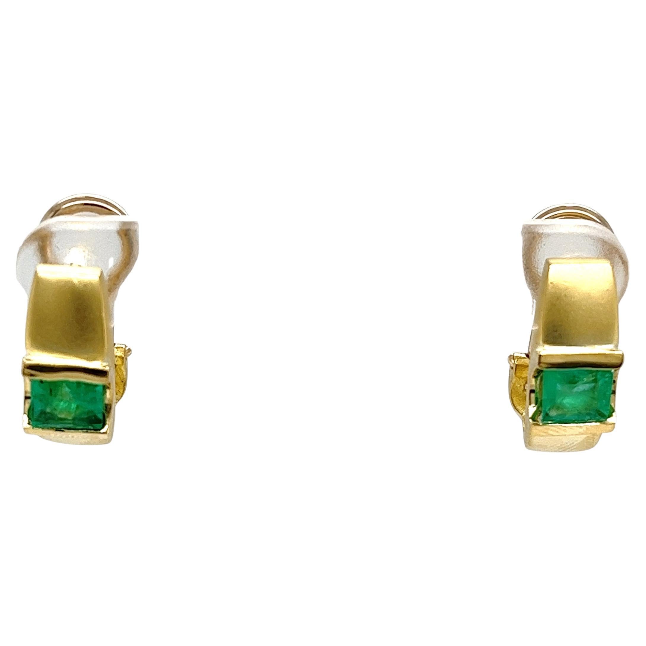 Boucles d
oreilles en or jaune 18ct serties de 2 émeraudes naturelles carrées