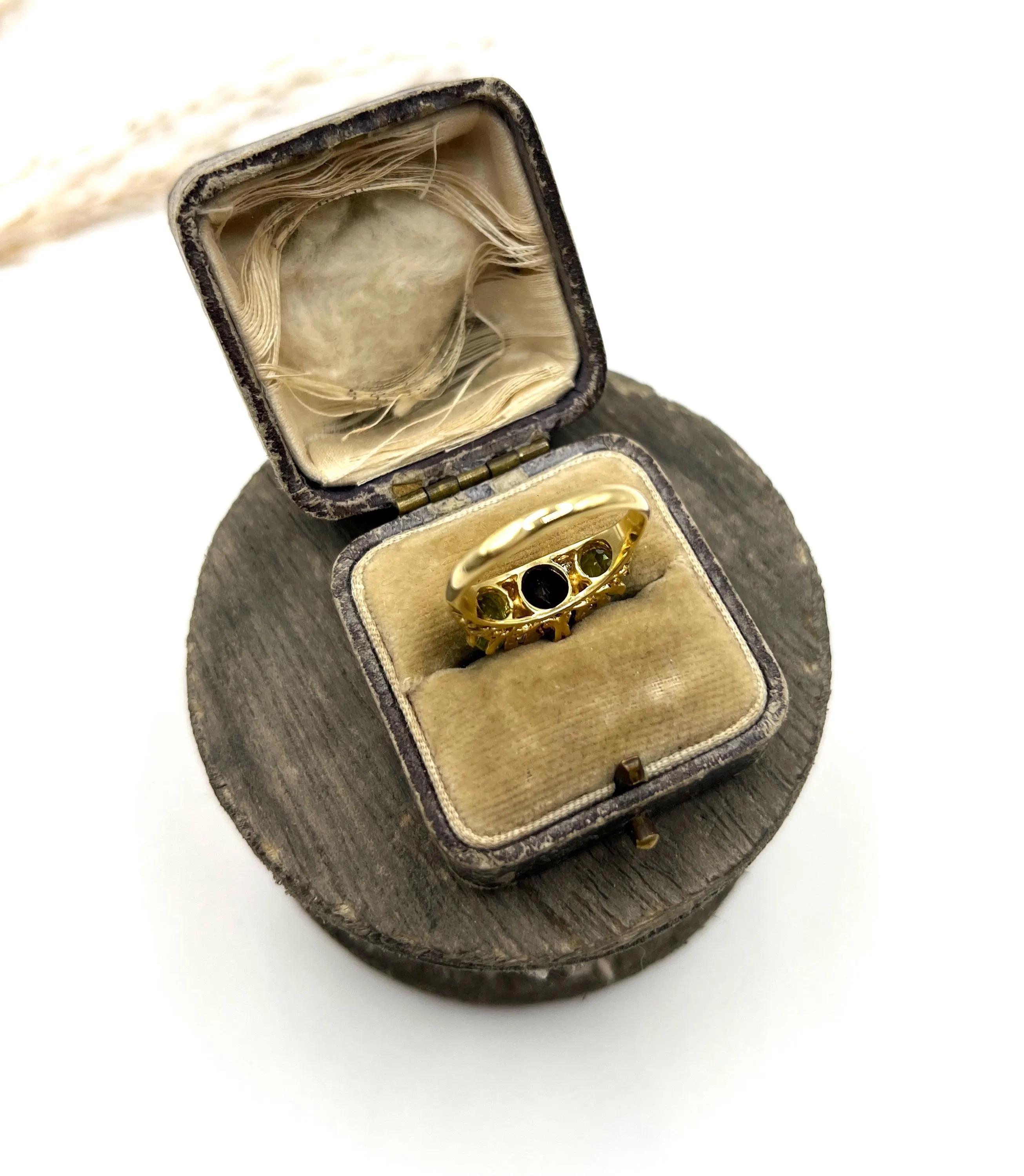 Bague Suffragette en or jaune 18 carats, améthyste, diamant et péridot d'époque édouardienne en vente 3