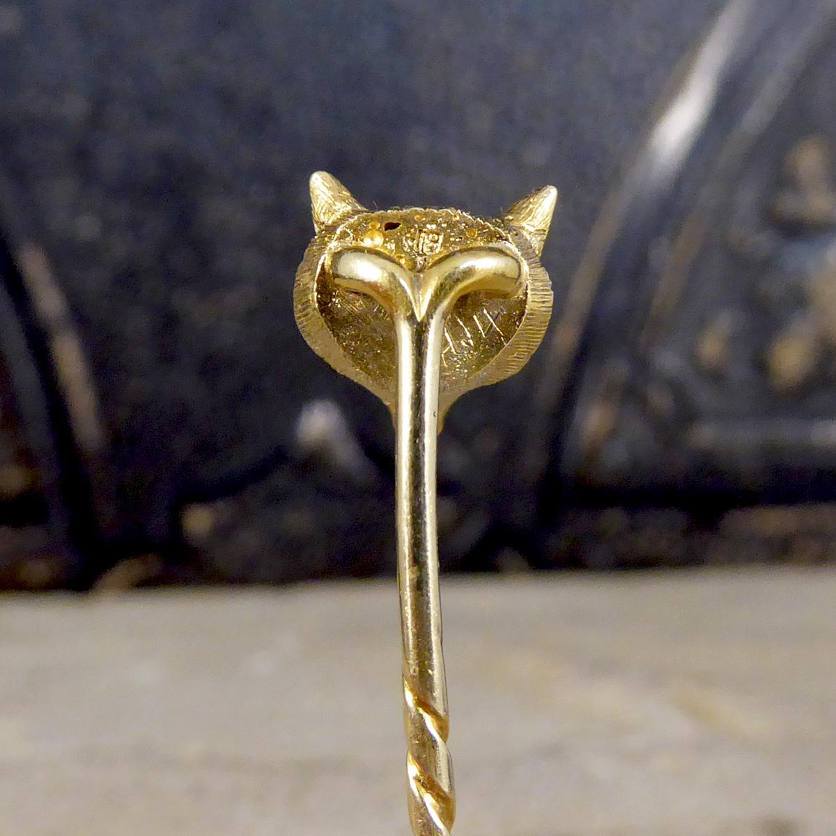 18ct Yellow Gold Edwardian Fox Head 15ct Yellow Gold Pin with Cabochon Ruby Set In Good Condition For Sale In Yorkshire, West Yorkshire