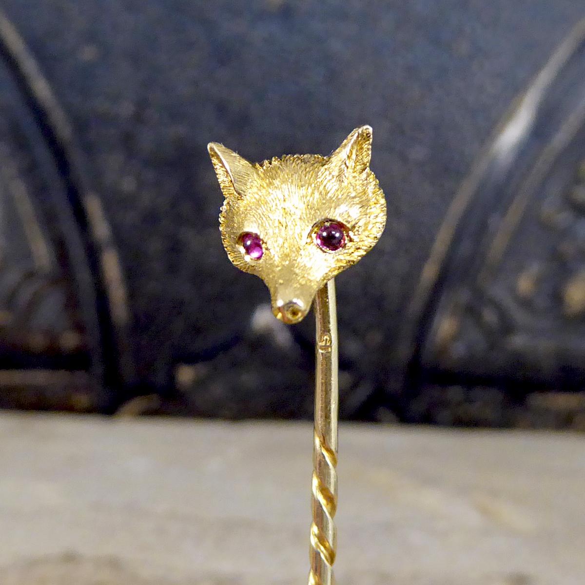Women's or Men's 18ct Yellow Gold Edwardian Fox Head 15ct Yellow Gold Pin with Cabochon Ruby Set For Sale