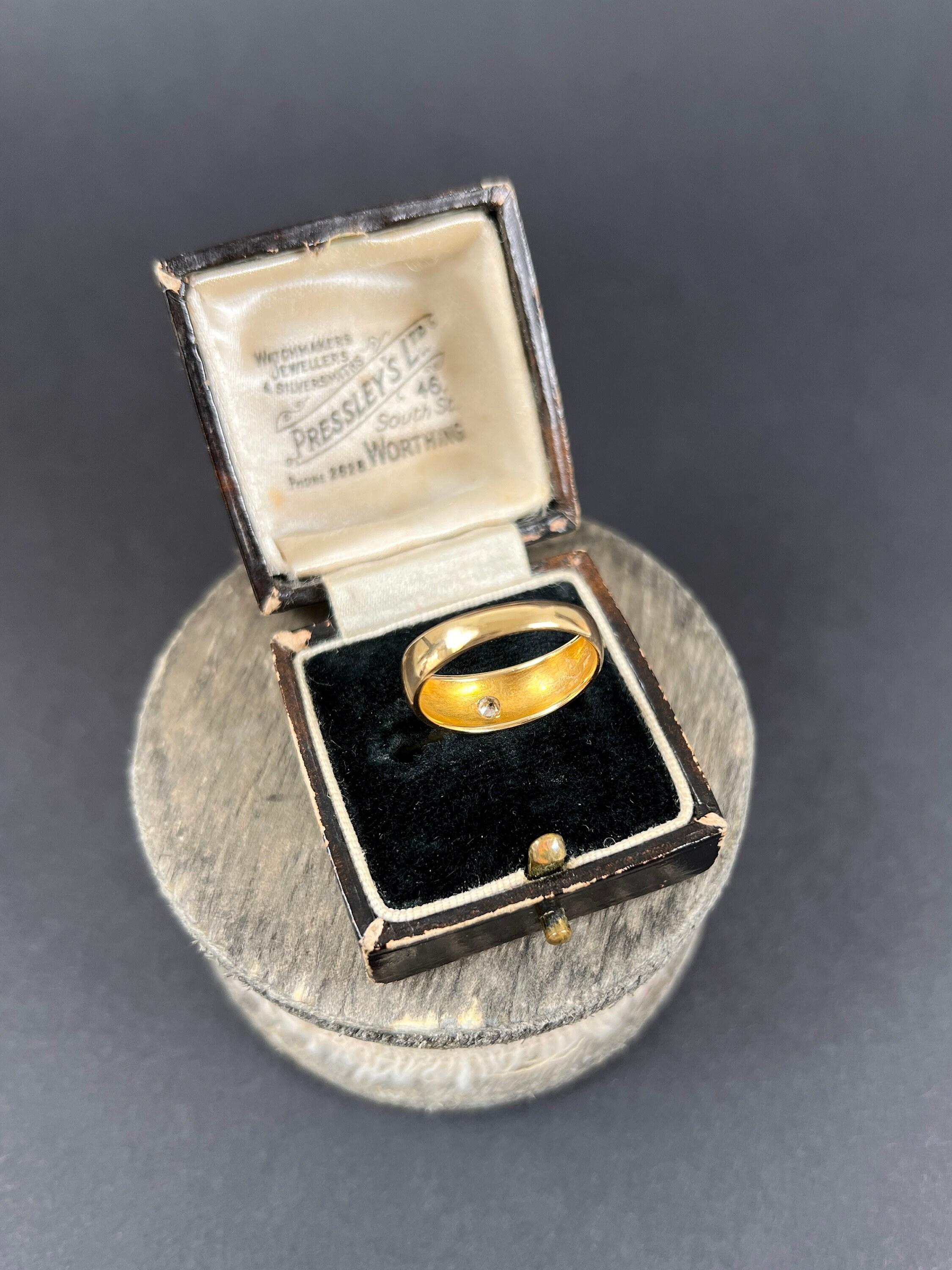 18ct Yellow Gold Edwardian Star Set Diamond Band Ring Hallmarked Birmingham 1902 In Good Condition For Sale In Brighton, GB