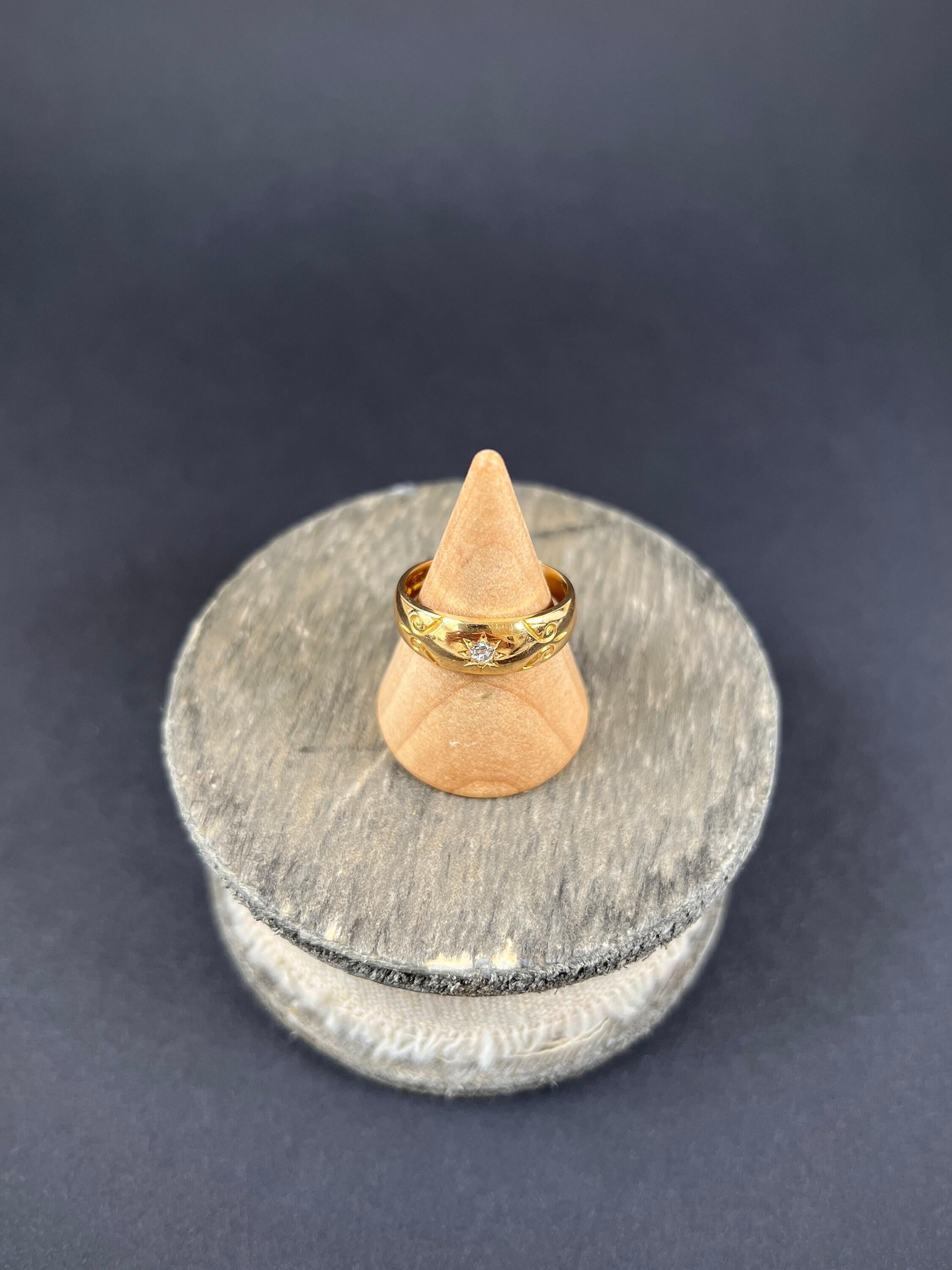 Women's or Men's 18ct Yellow Gold Edwardian Star Set Diamond Band Ring Hallmarked Birmingham 1902 For Sale