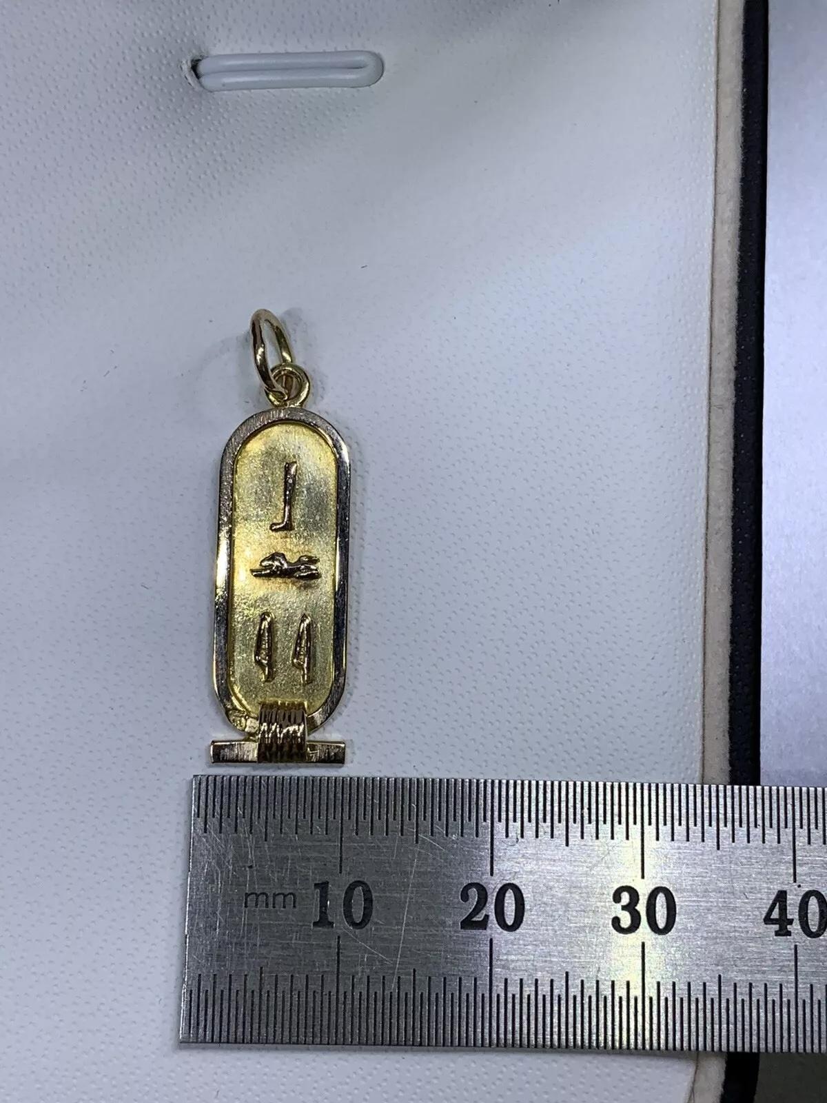 18ct Yellow gold Egyptian cartouche pendant.

Antique Egyptian cartouche long pendant plain 18k yellow gold

Weight 2.2g

Hallmarked with letters

Tested 18ct pure yellow gold

Valuation included
This stunning pendant is a must-have for those who