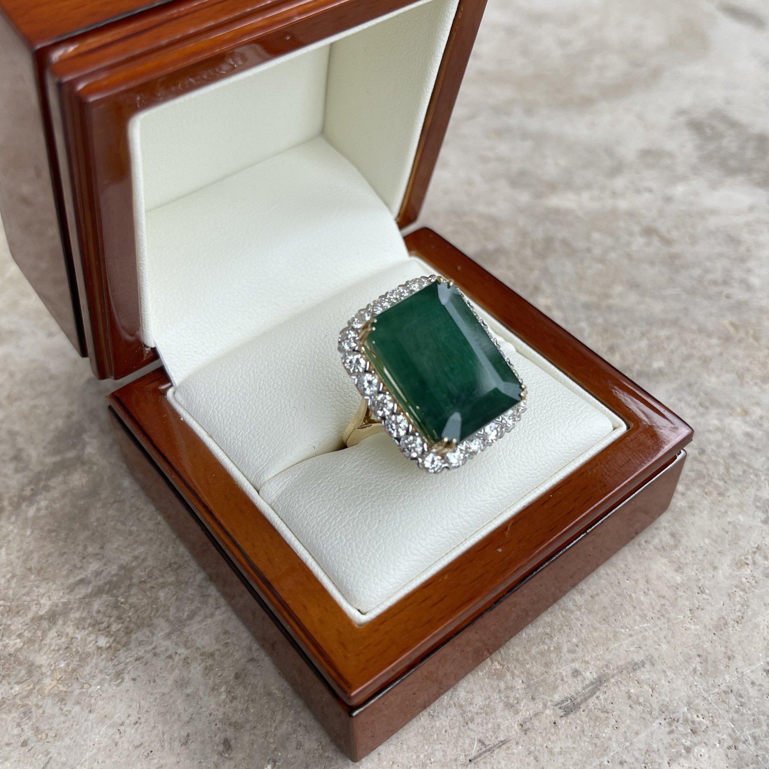 18ct Yellow Gold Emerald and Diamond Ring In New Condition For Sale In Sydney, NSW