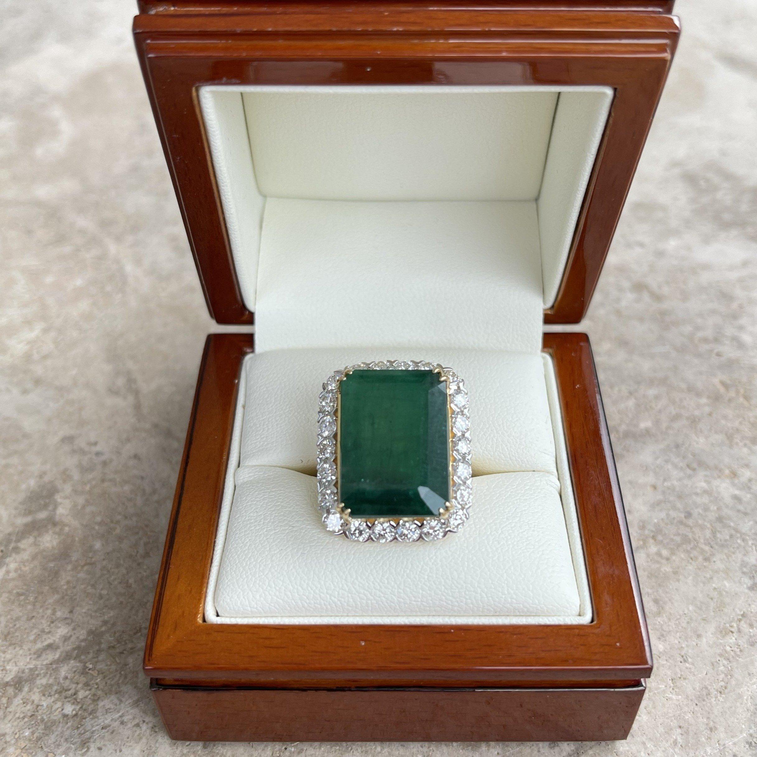 18 Karat Gelbgold Ring mit Smaragd und Diamant im Angebot 3