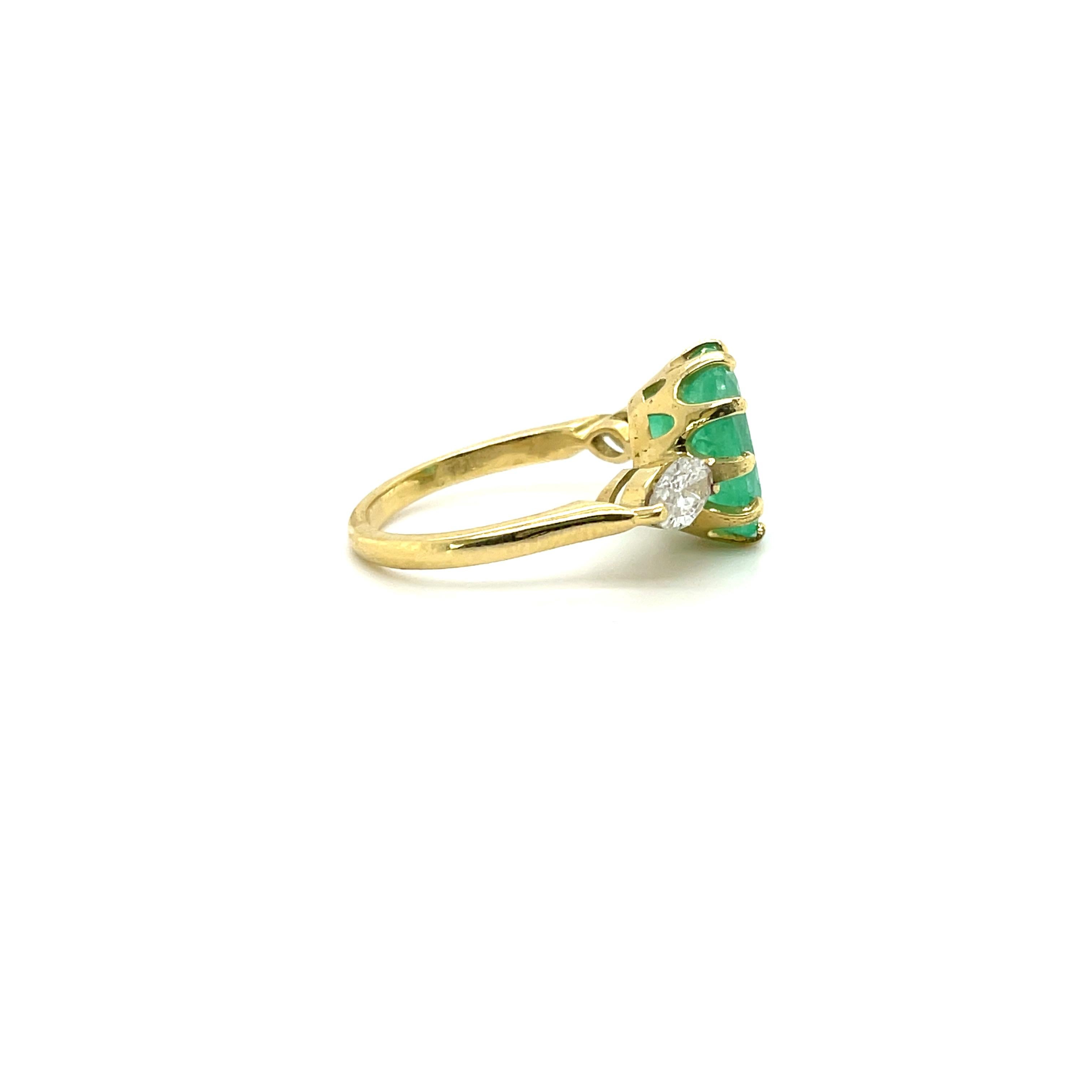 18 Karat Gelbgold Trilogy-Ring mit Smaragd und Diamant (Zeitgenössisch) im Angebot