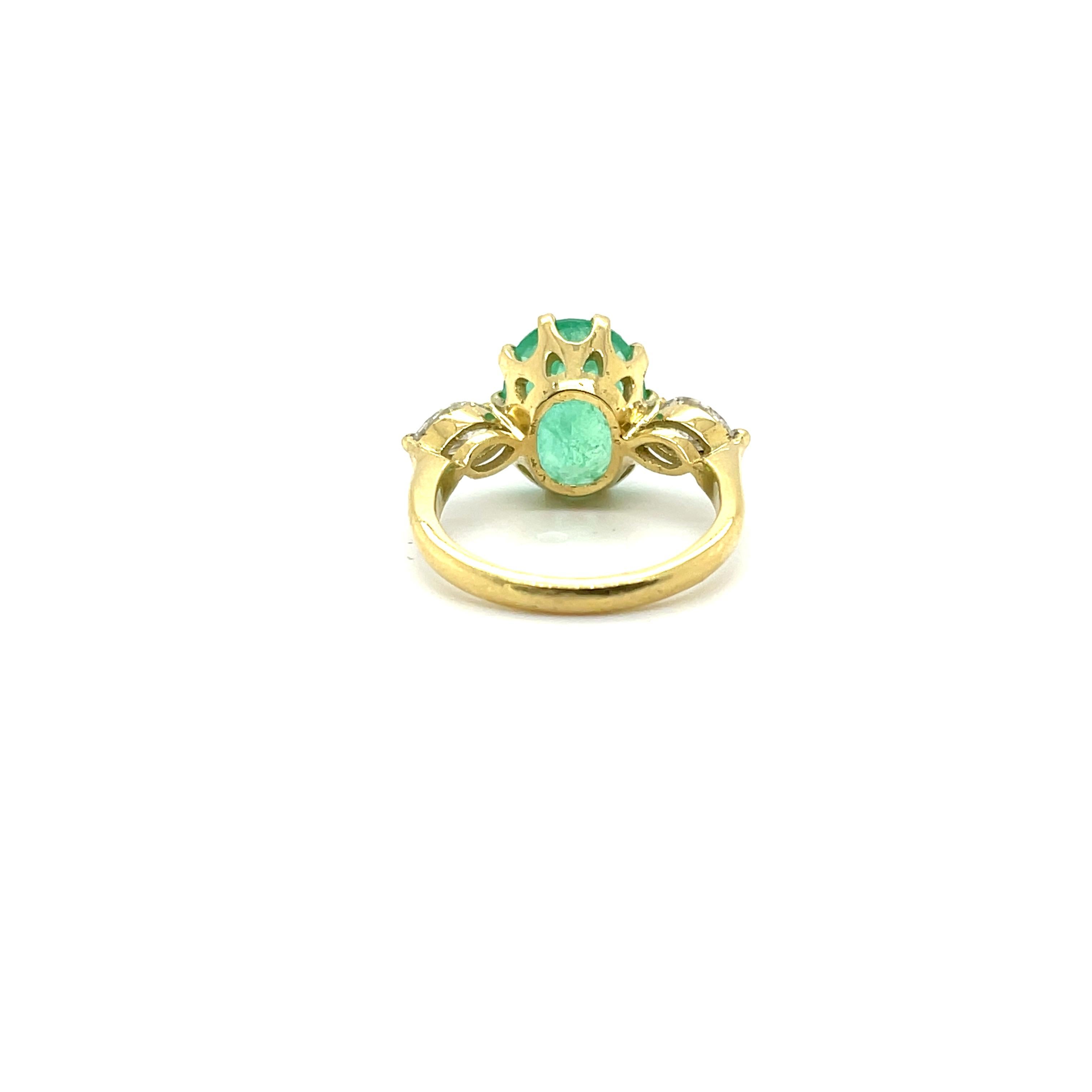 18 Karat Gelbgold Trilogy-Ring mit Smaragd und Diamant (Ovalschliff) im Angebot