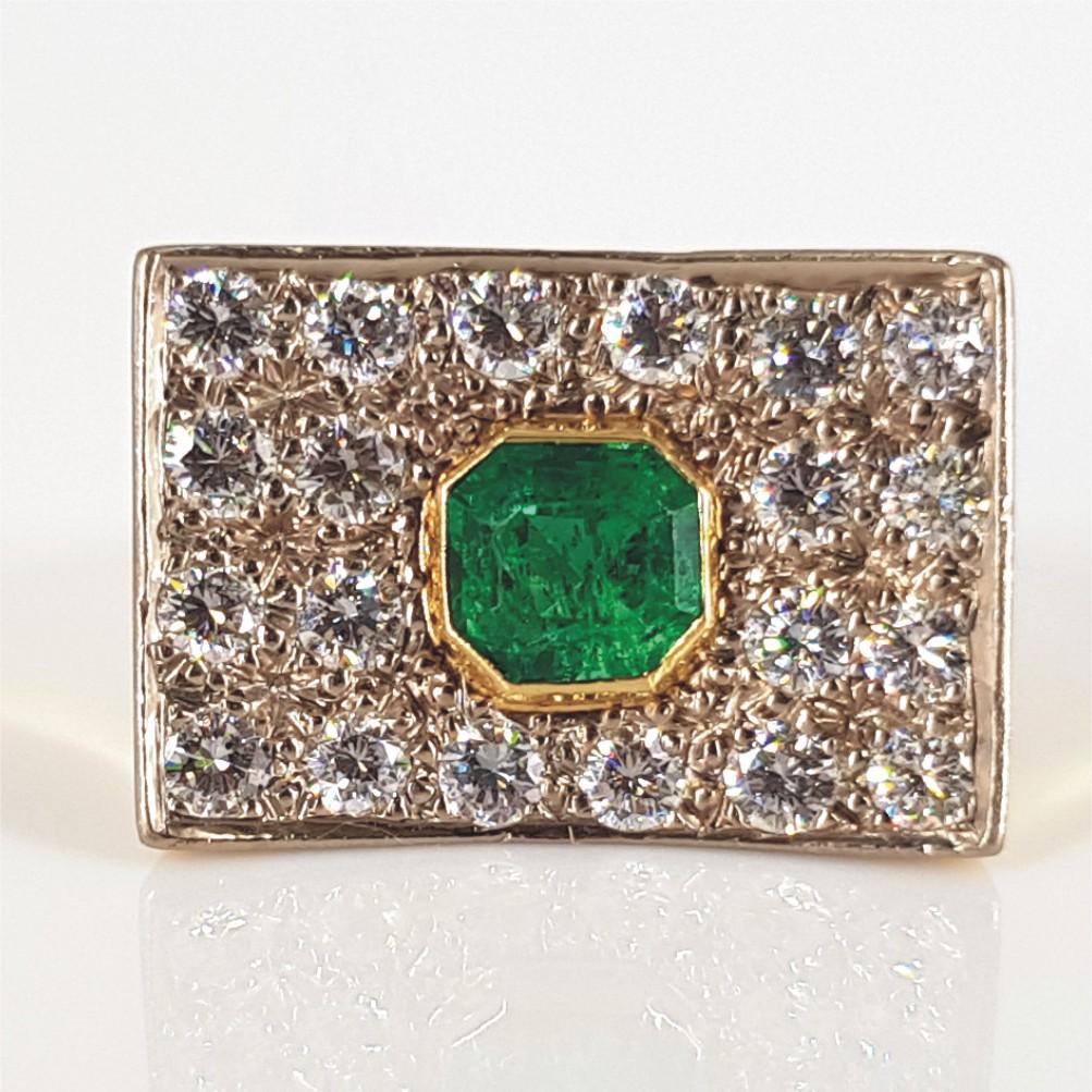 Anillo de oro amarillo de 18 quilates con esmeralda y diamantes Moderno