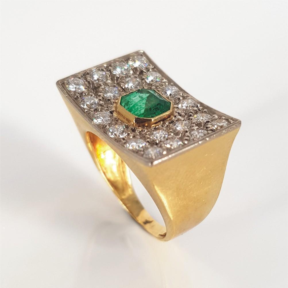 Round Cut 18CT Yellow Gold Emerald & Diamond Ring