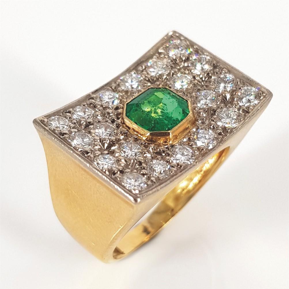 18CT Yellow Gold Emerald & Diamond Ring In Excellent Condition In Cape Town, ZA