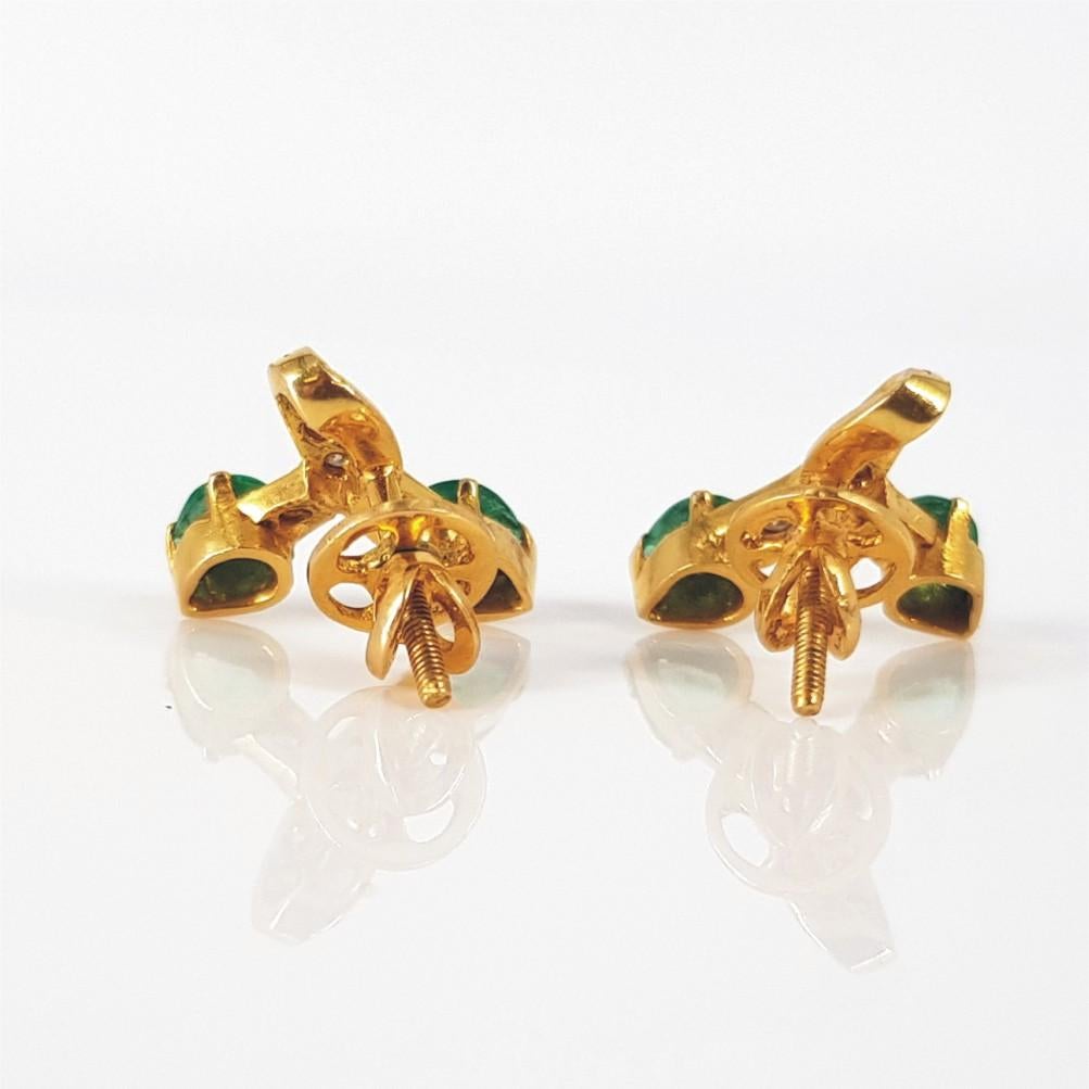Ensemble bague, pendentif et boucles d'oreilles en or jaune 18 carats avec émeraudes et diamants en vente 5