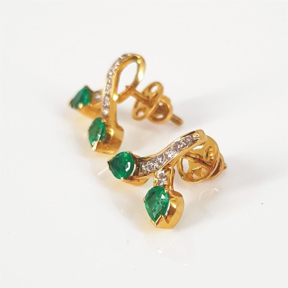 Ensemble bague, pendentif et boucles d'oreilles en or jaune 18 carats avec émeraudes et diamants en vente 6