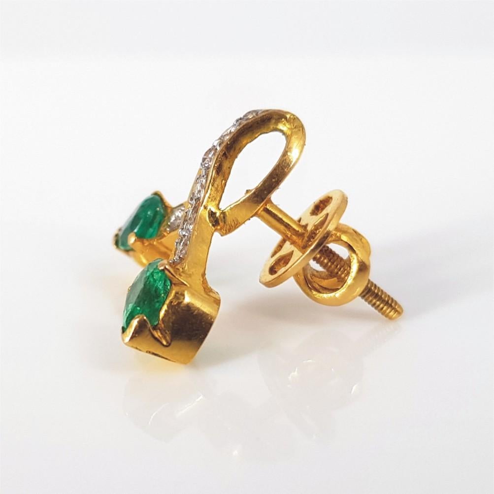 Ensemble bague, pendentif et boucles d'oreilles en or jaune 18 carats avec émeraudes et diamants en vente 8