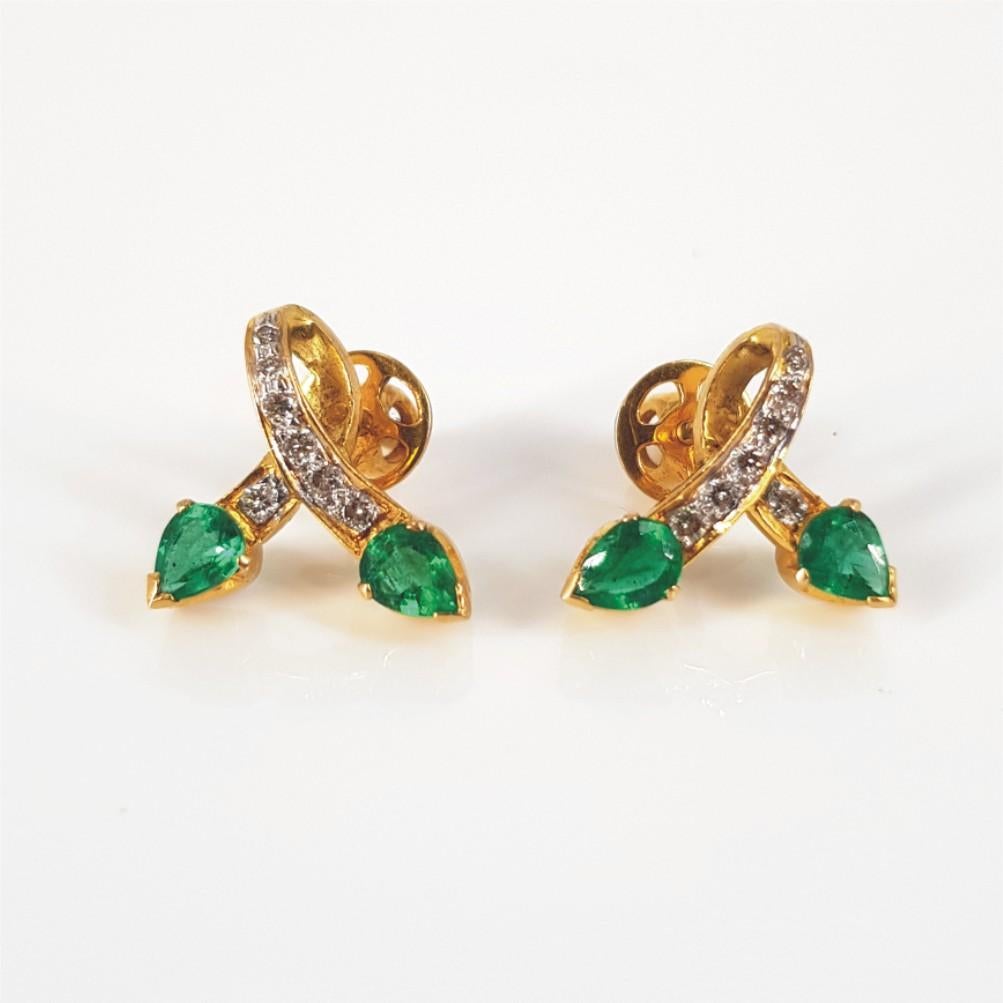 Ensemble bague, pendentif et boucles d'oreilles en or jaune 18 carats avec émeraudes et diamants en vente 9