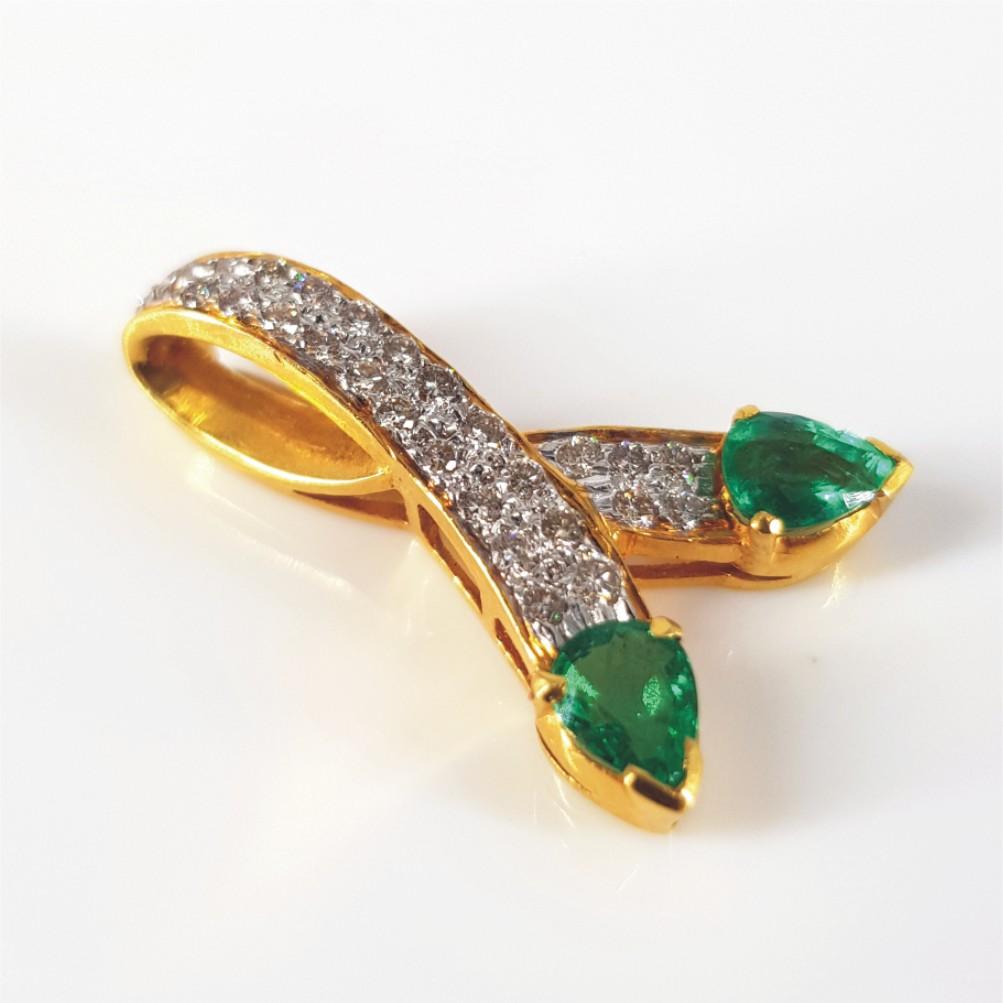 Set aus Ring, Anhänger und Ohrringen, 18 Karat Gelbgold Smaragd & Diamant im Angebot 11