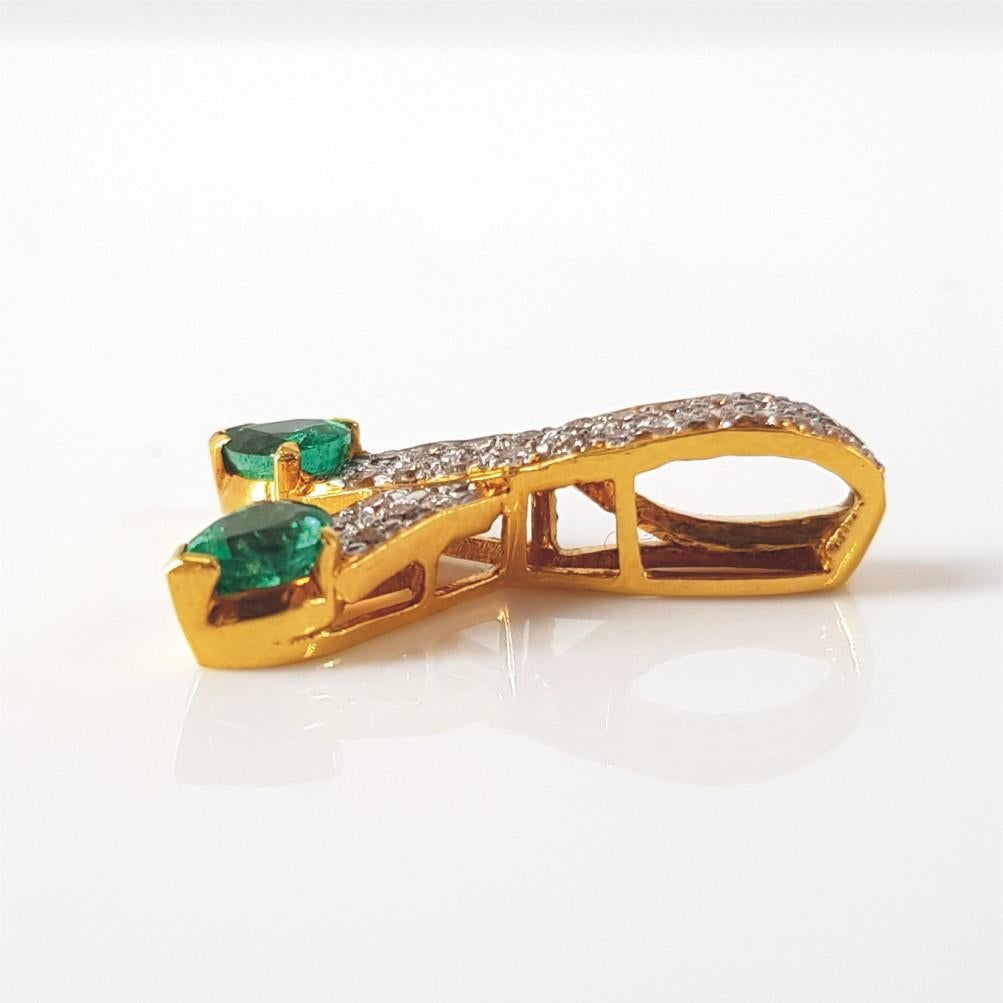 Ensemble bague, pendentif et boucles d'oreilles en or jaune 18 carats avec émeraudes et diamants en vente 12