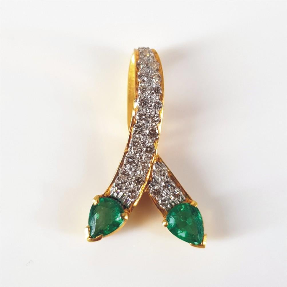 Ensemble bague, pendentif et boucles d'oreilles en or jaune 18 carats avec émeraudes et diamants en vente 13