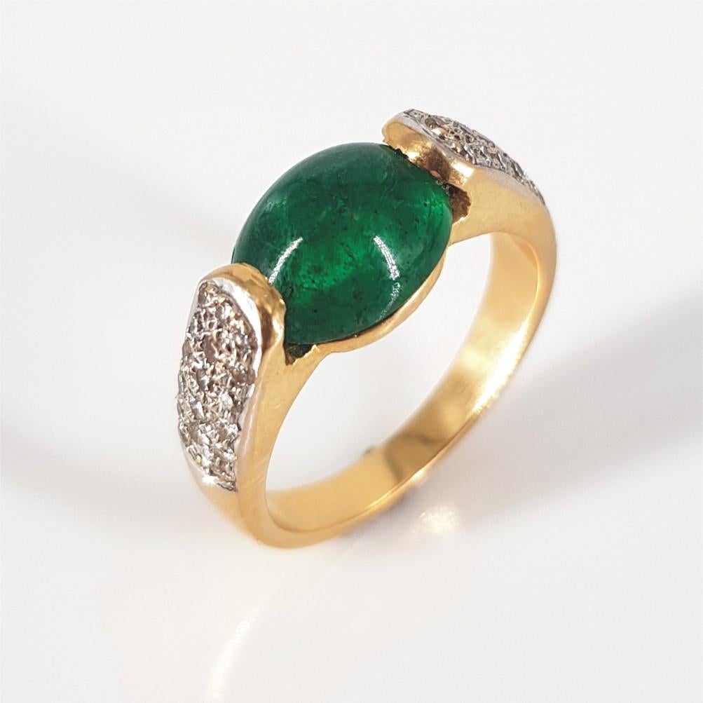Ein wunderschönes Schmuckstück aus Smaragd und Diamant, bestehend aus einem Ring, Ohrringen und einem Anhänger.
Dieses atemberaubende Set aus Ring, Ohrringen und Anhänger - mit Smaragden und Diamanten - ist in 18 Karat Gelbgold gefasst.

Ring