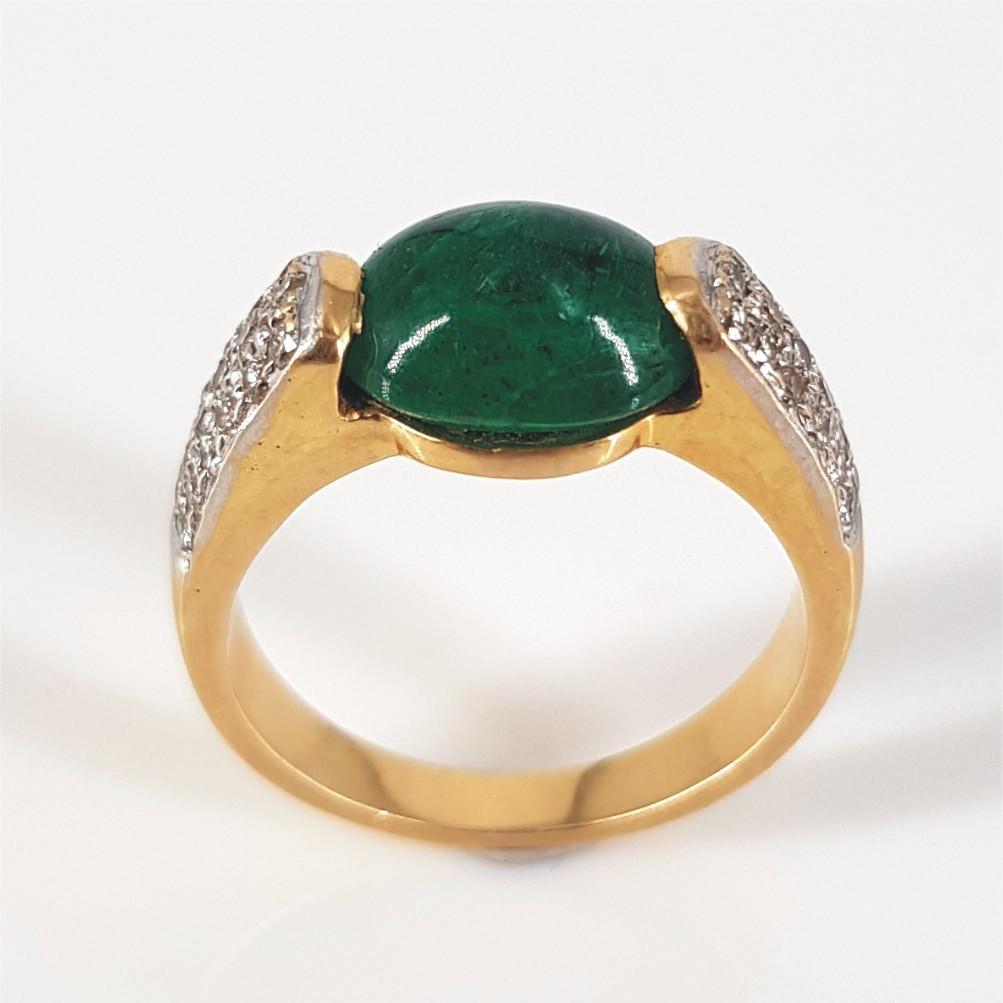 Modern 18ct Yellow Gold Emerald & Diamond Ring, Pendant & Earrings Set For Sale