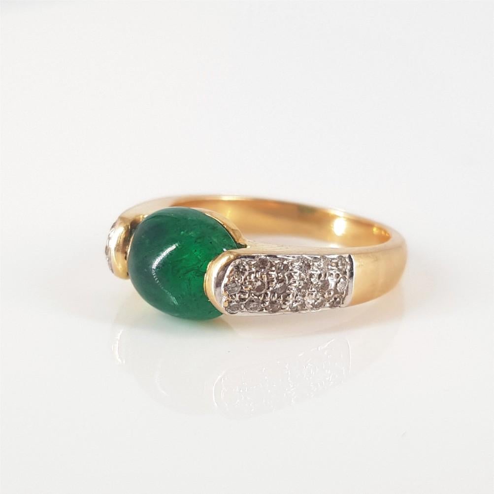 Set aus Ring, Anhänger und Ohrringen, 18 Karat Gelbgold Smaragd & Diamant (Ovalschliff) im Angebot