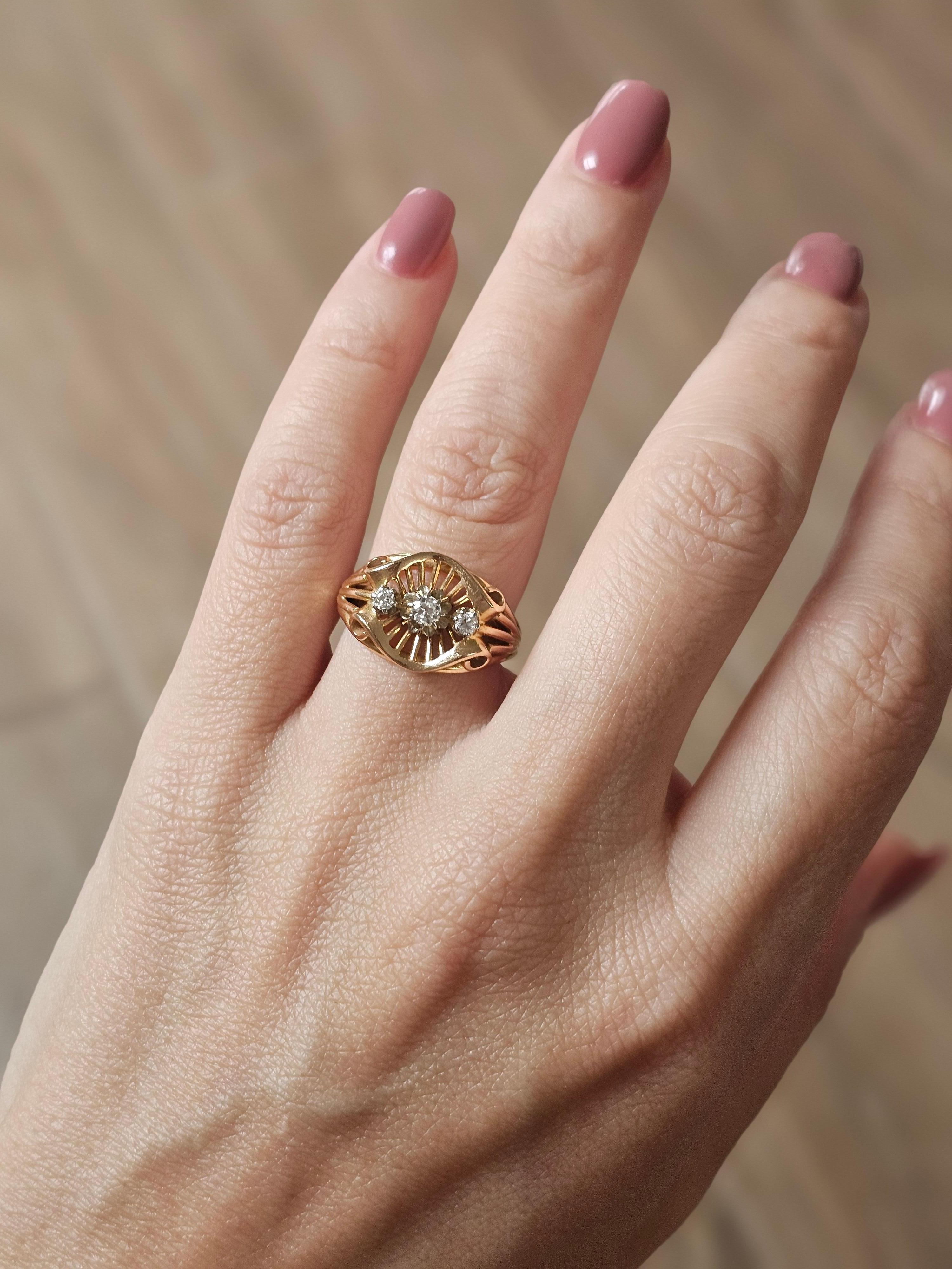 18ct Yellow Gold French Diamond Retro Ring In Excellent Condition For Sale In Sydney, NSW