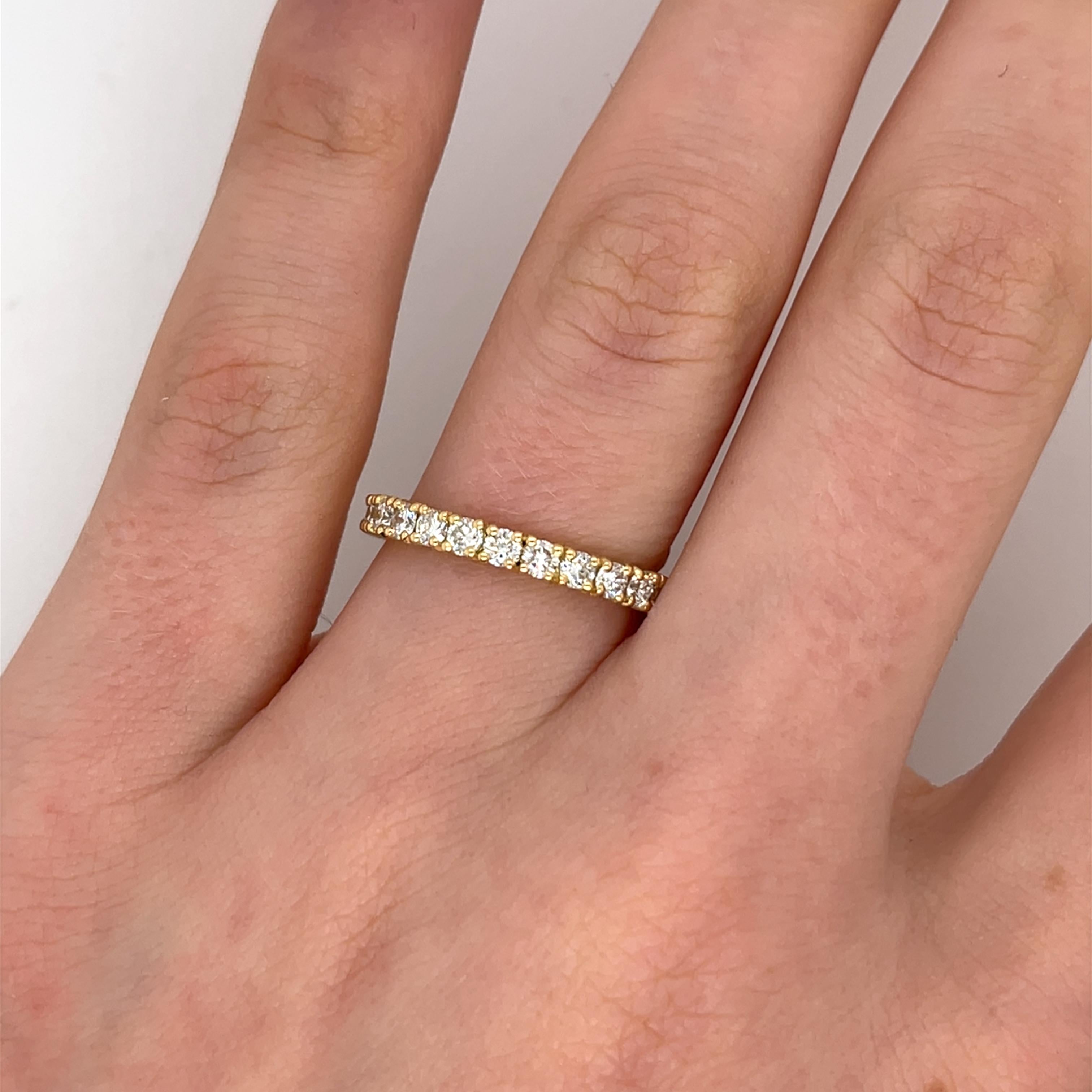 Bague d'éternité en or jaune 18ct sertie de 0,80 carats de diamants ronds naturels de taille brillant, 
cette bague est le symbole parfait de votre engagement sans faille. 
Poids total des diamants : 0,80ct 
Couleur du diamant : H
Clarté du diamant